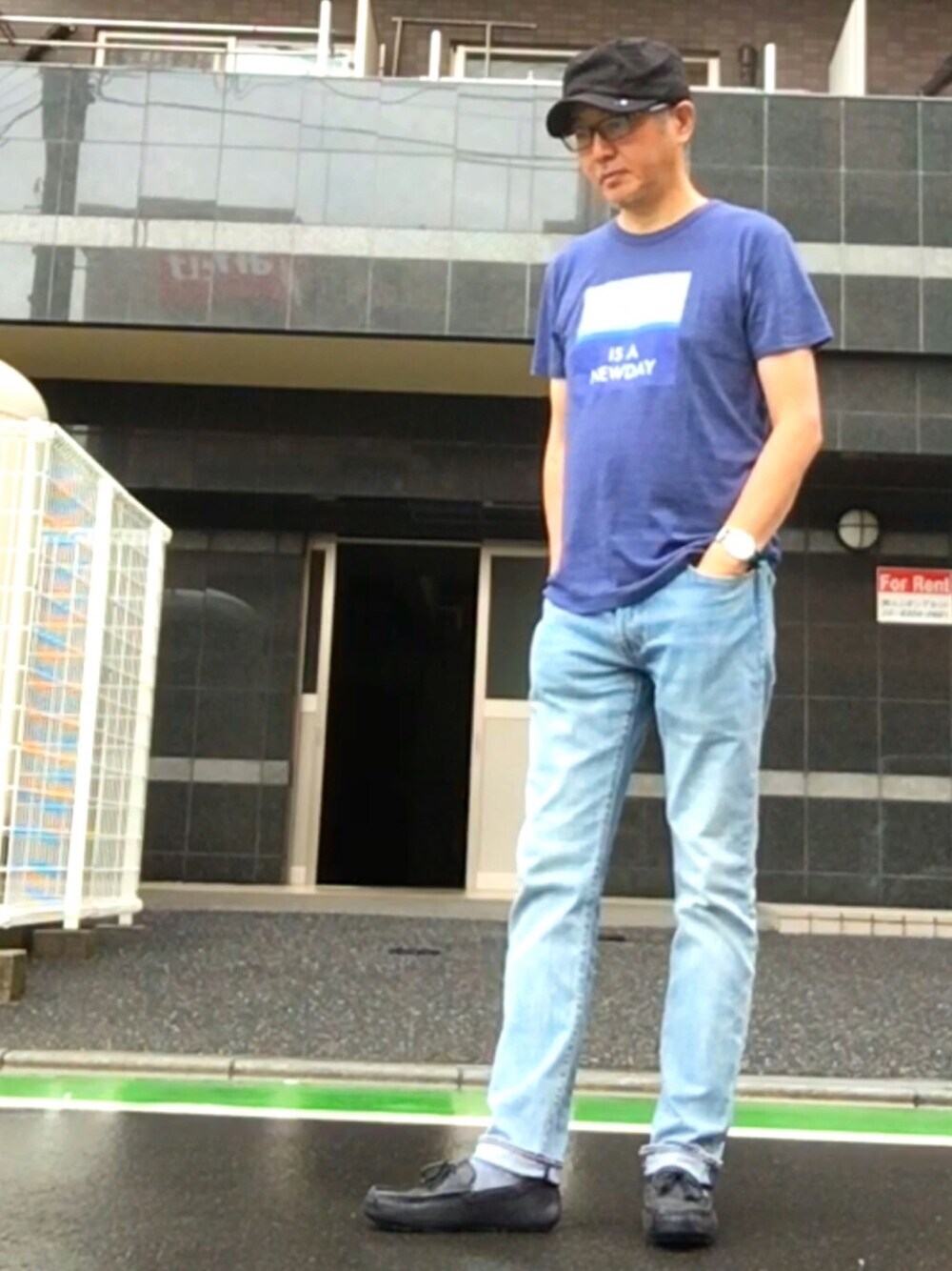 ブルー系のTシャツ/カットソー、ブルー系のデニムパンツ、ブラック系のモカシン/デッキシューズを着用したメンズの夏コーディネートの1枚目の写真