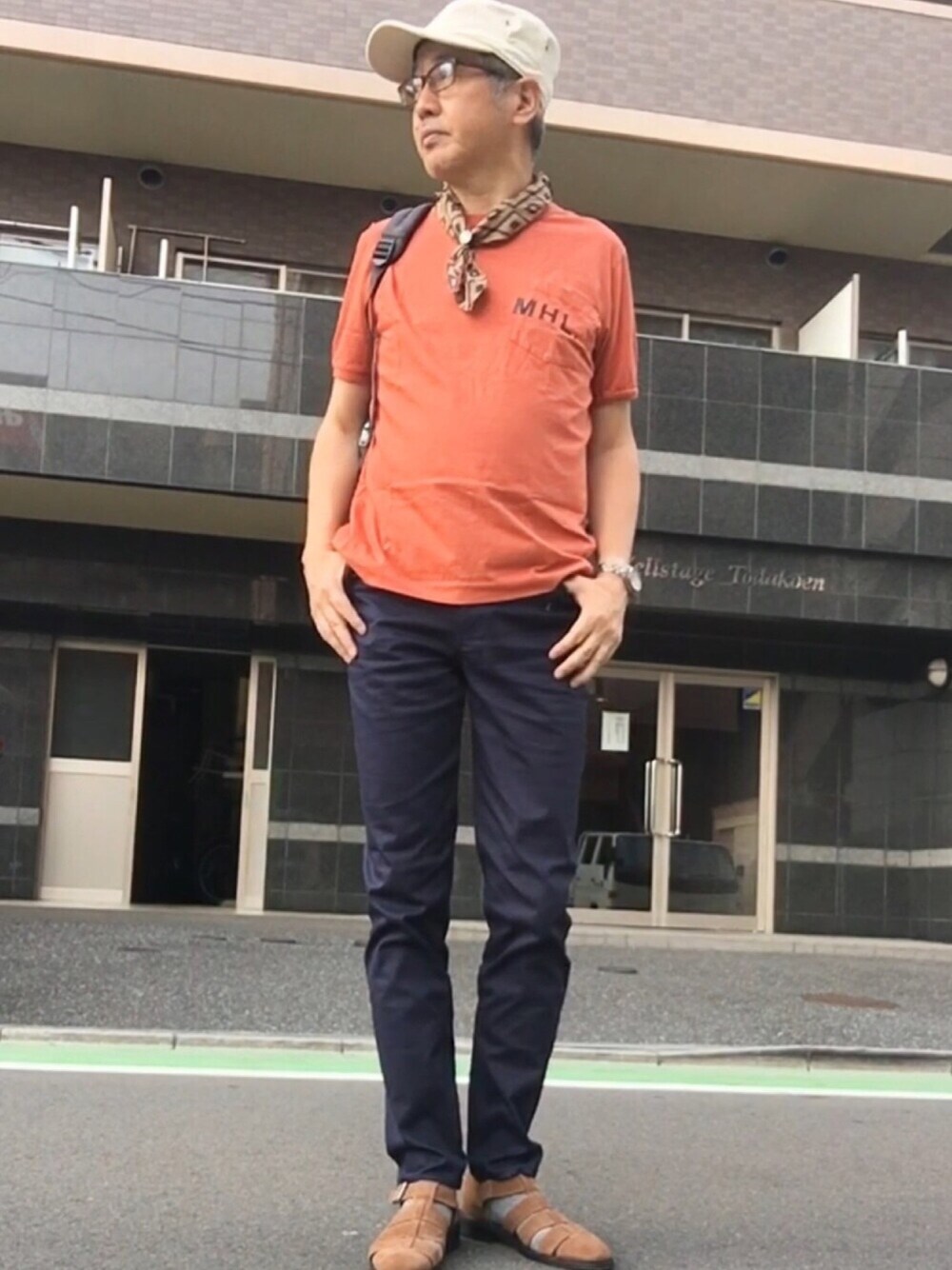 「夏、シンプルコーデ、休日スタイル、大人カジュアル、Tシャツ、めがね、グルカサンダル、キャップ、リュック、スカーフ」｜「MHL.の・PRINTED JERSEY（Tシャツ/カットソー、オレンジ系）」を使った、HiRo🇺🇸さん（メンズ・178cm）の夏コーディネートの1枚目の写真