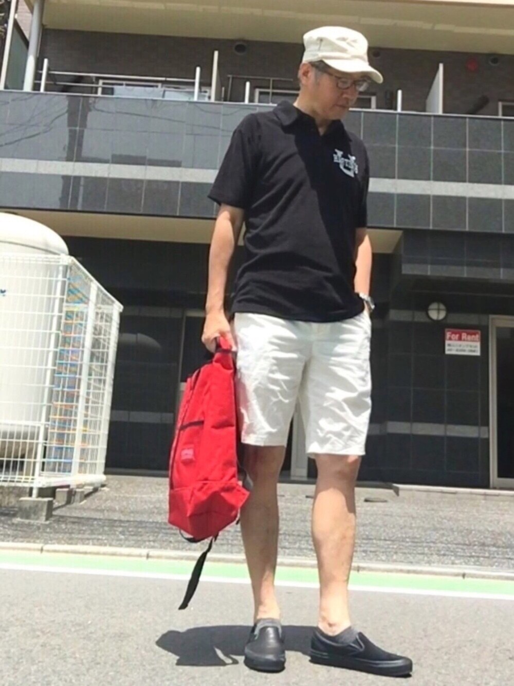 ブラック系のポロシャツ、ホワイト系のその他パンツ、ブラック系のスニーカーを着用したメンズの夏コーディネートの1枚目の写真