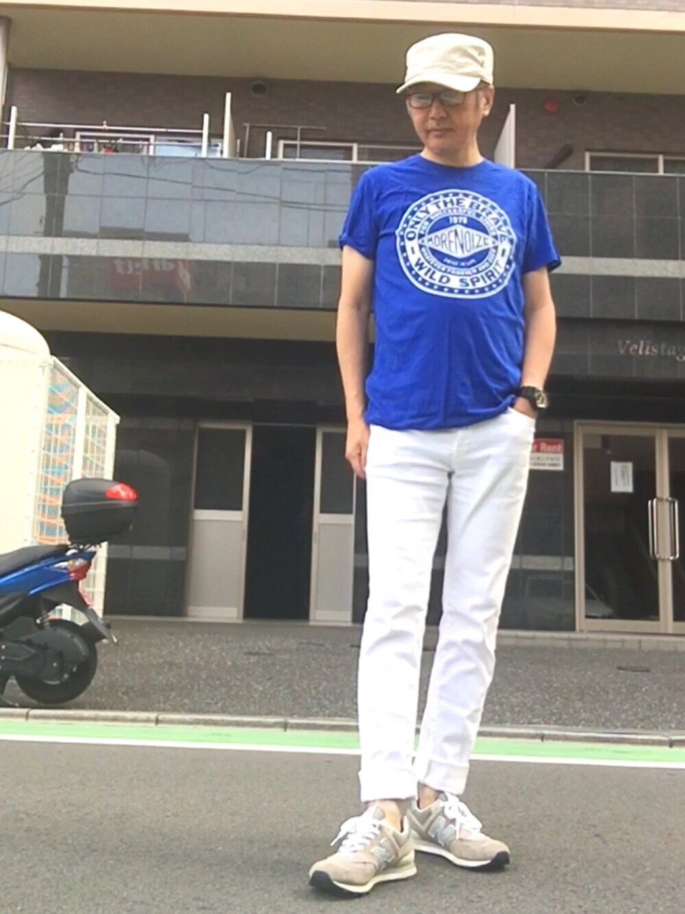 ブルー系のTシャツ/カットソー、ホワイト系のデニムパンツ、グレー系のスニーカーを着用したメンズの夏コーディネートの1枚目の写真