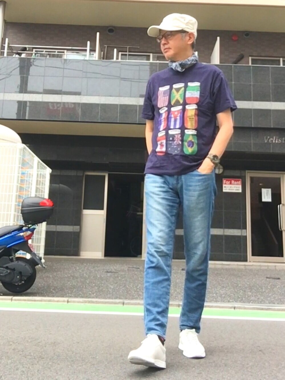 ブルー系のTシャツ/カットソー、ブルー系のデニムパンツ、ホワイト系のスニーカーを着用したメンズの夏コーディネートの1枚目の写真