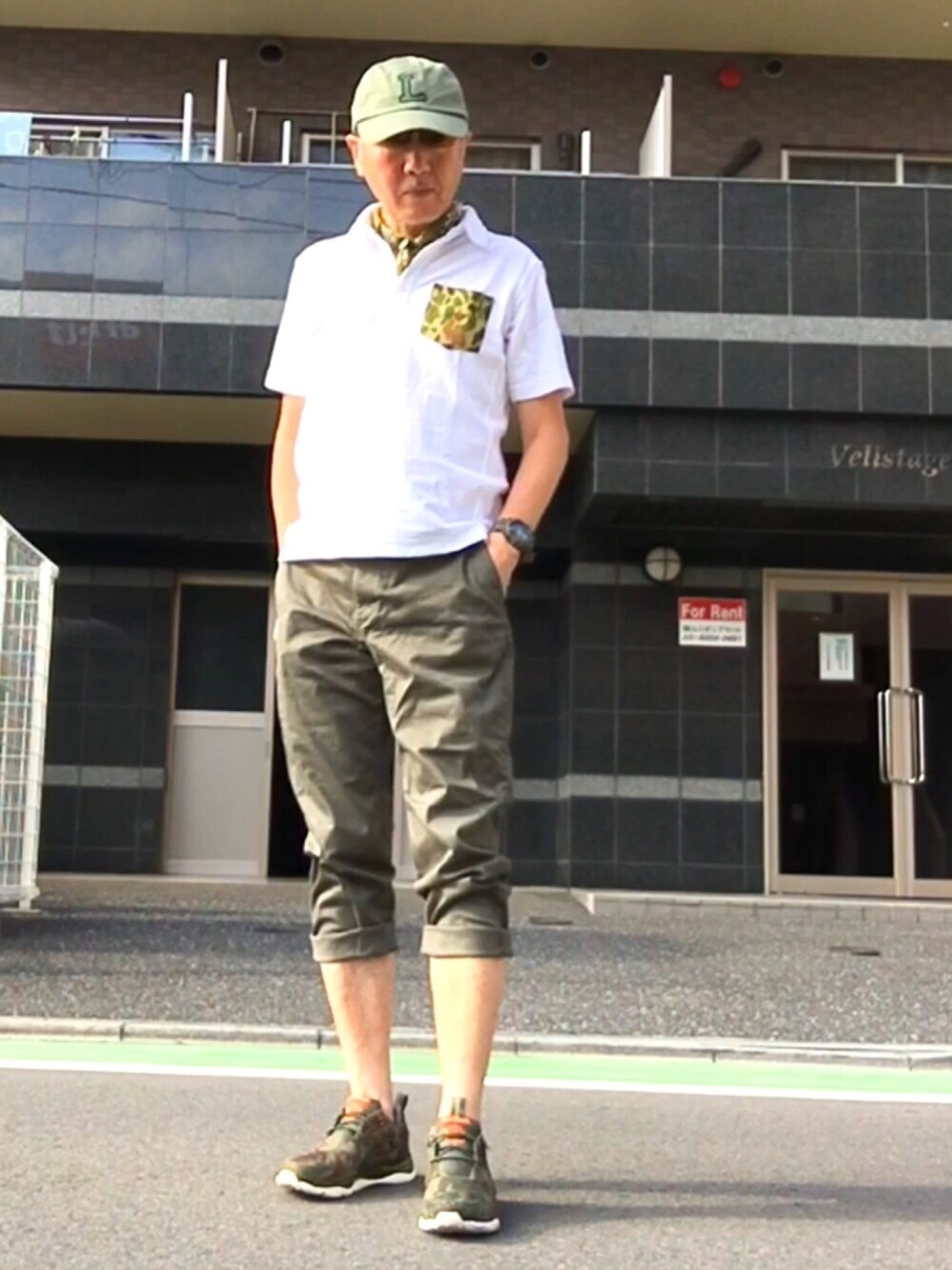 「休日スタイル、オトナカジュアル、夏、スニーカー、カジュアル、キャップ、カーキ、バンダナ、カモフラ、迷彩」｜「LACOSTEのアイテム（キャップ、グリーン系）」を使った、HiRo🇺🇸さん（メンズ・178cm）の夏コーディネートの1枚目の写真