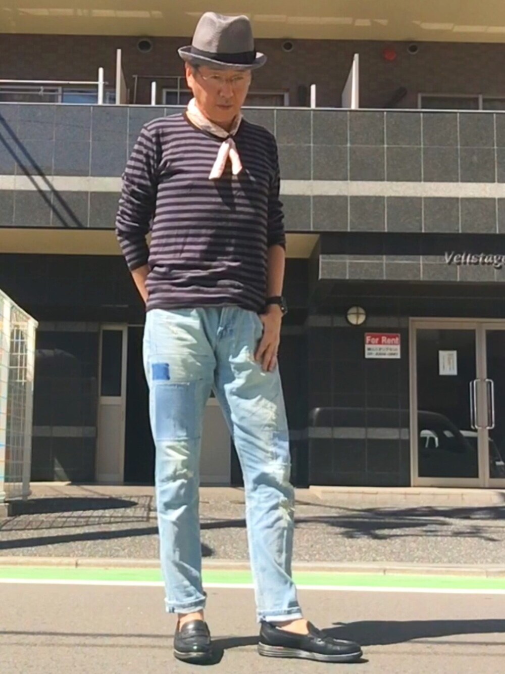 グレー系のニット/セーター、ブルー系のデニムパンツ、ブラック系のローファーを着用したメンズの秋コーディネートの1枚目の写真