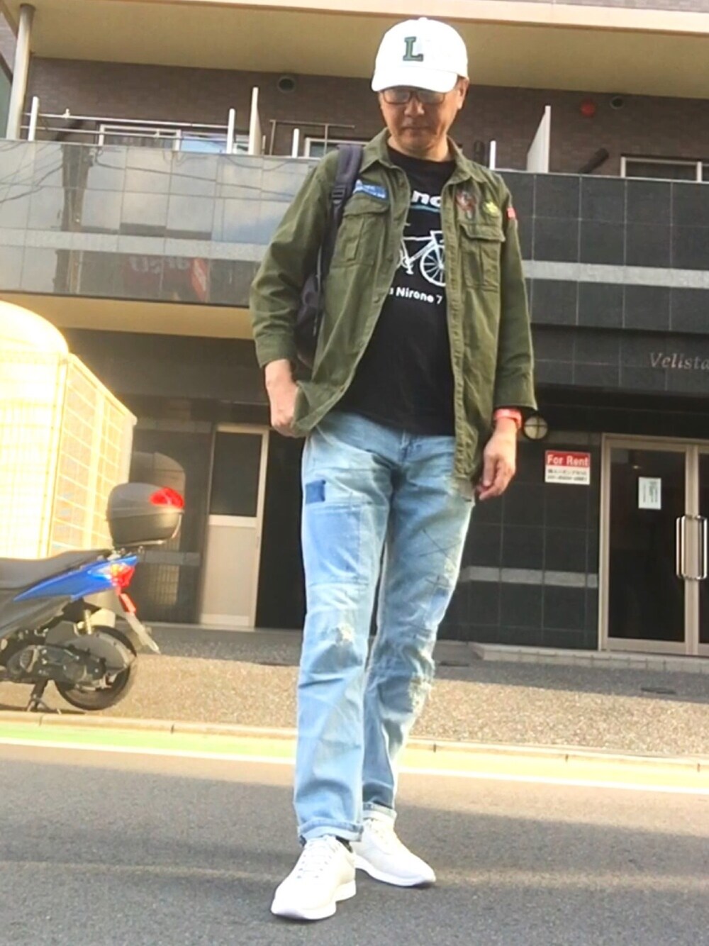 「休日スタイル、シンプルコーデ、秋コーデ、大人カジュアル、Tシャツ、UNIQLO、カーキ、シャツスタイル、キャップ、リュック」｜「BAYFLOWのBAYFLOW／テーパーリペアデニム　17SS（デニムパンツ、ブルー系）」を使った、HiRo🇺🇸さん（メンズ・178cm）の秋コーディネートの1枚目の写真
