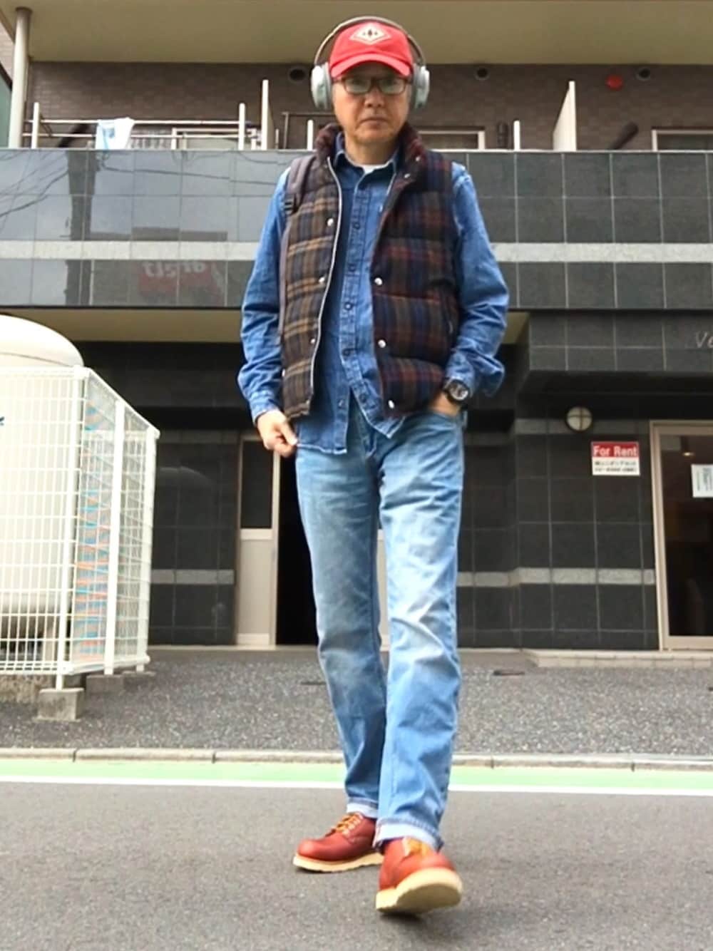 その他のダウンベスト、ブルー系のシャツ/ブラウス、ブルー系のデニムパンツを着用したメンズの秋コーディネートの1枚目の写真