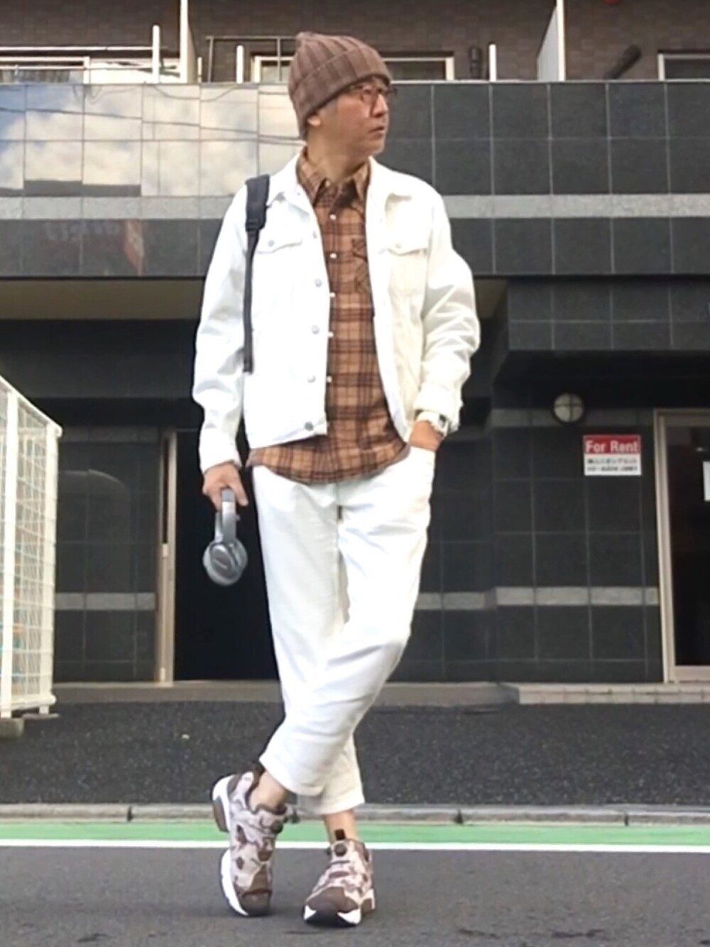 その他のスニーカー、ホワイト系のスラックス、ブラウン系のシャツ/ブラウスを着用したメンズの秋コーディネートの1枚目の写真