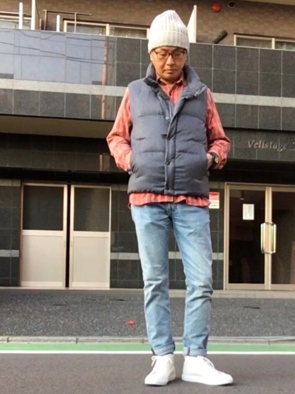 「秋冬コーデ、スキニーデニム、ダウンベスト、チェックシャツ、デニム、ニット帽、ハイカットスニーカー、アニエスベー、冬コーデ、モノトーン」｜「BACK NUMBERのアイテム（ダウンベスト、グレー系）」を使った、HiRo🇺🇸さん（メンズ・178cm）の秋コーディネートの1枚目の写真