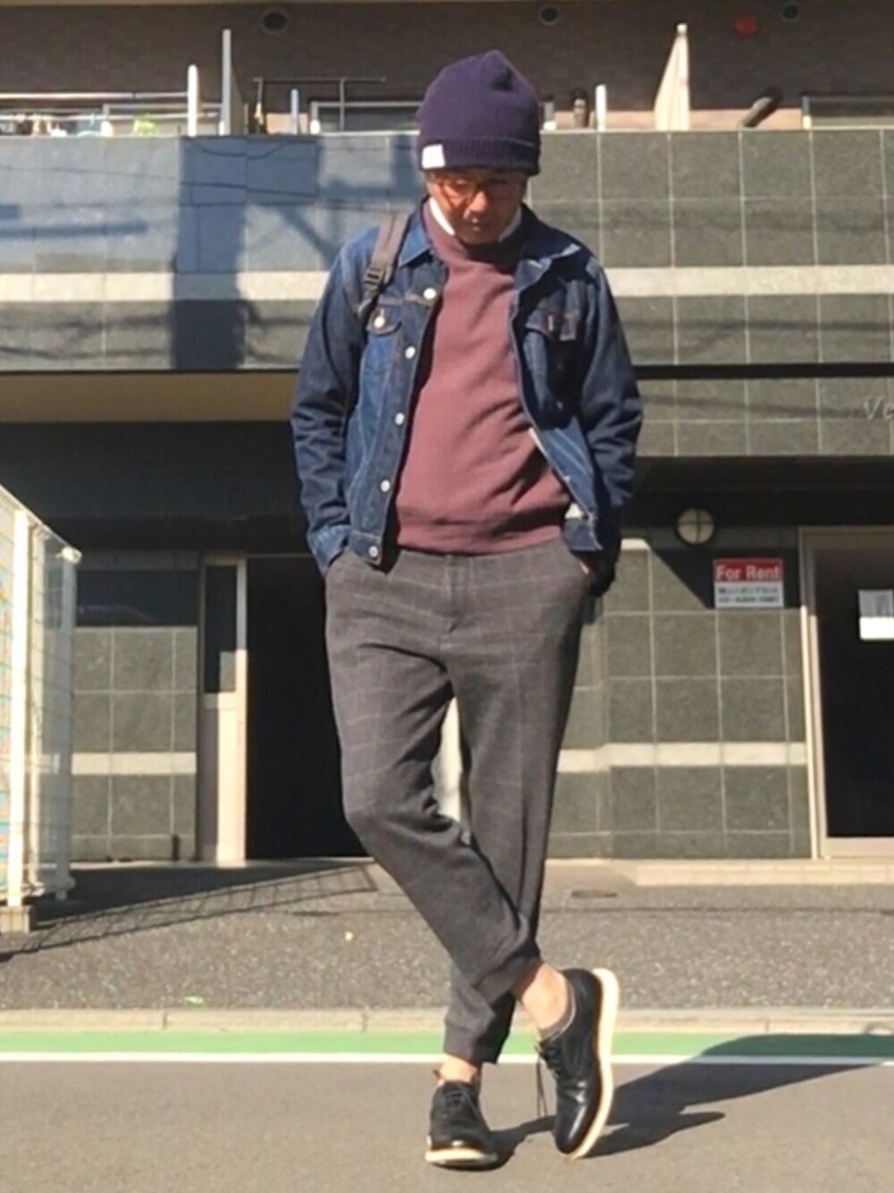 グレー系のその他パンツ、ブラック系のドレスシューズ、パープル系のニット/セーターを着用したメンズの春コーディネートの1枚目の写真