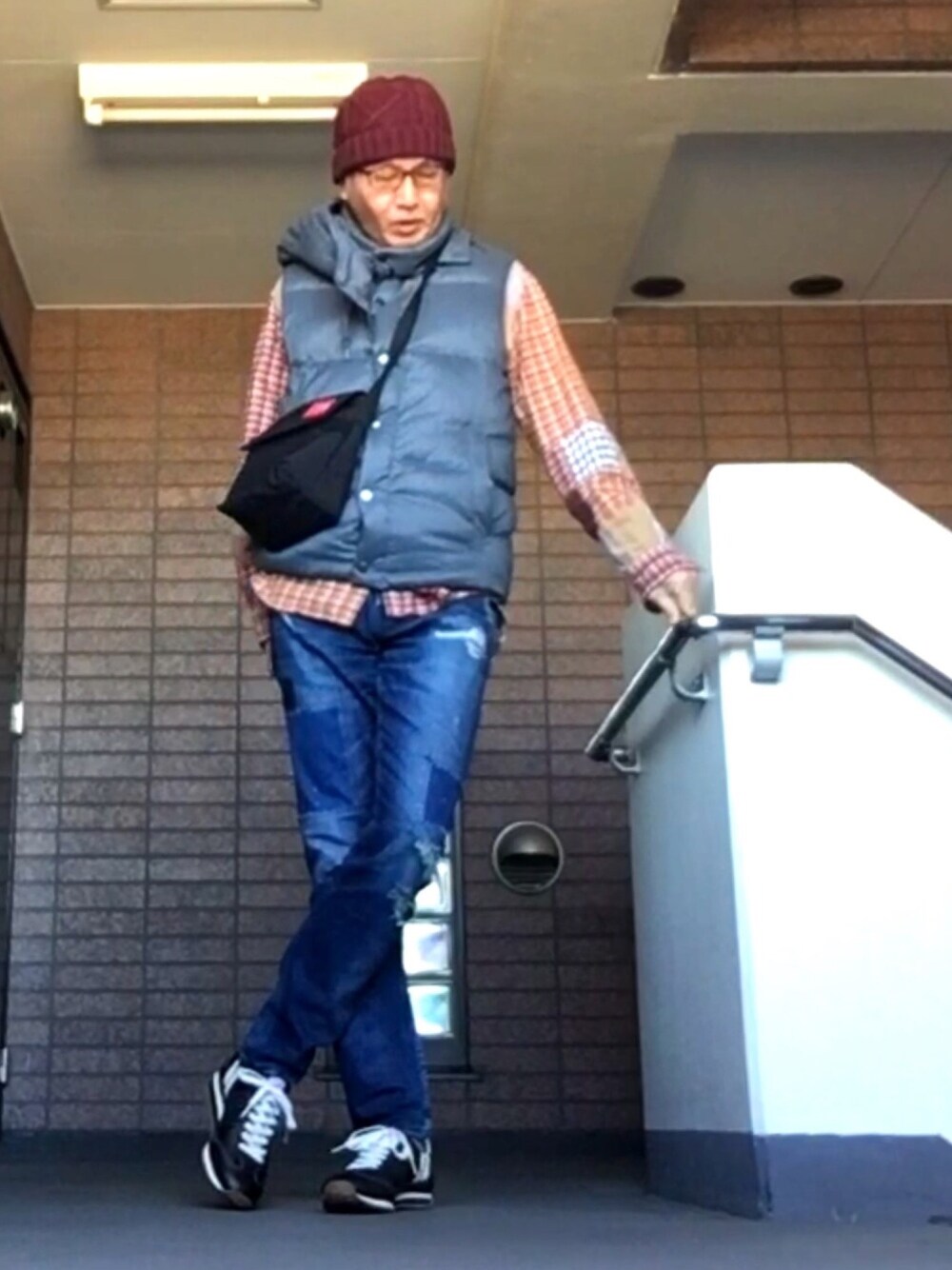 グレー系のダウンベスト、ブルー系のデニムパンツ、その他のシャツ/ブラウスを着用したメンズの春コーディネートの1枚目の写真