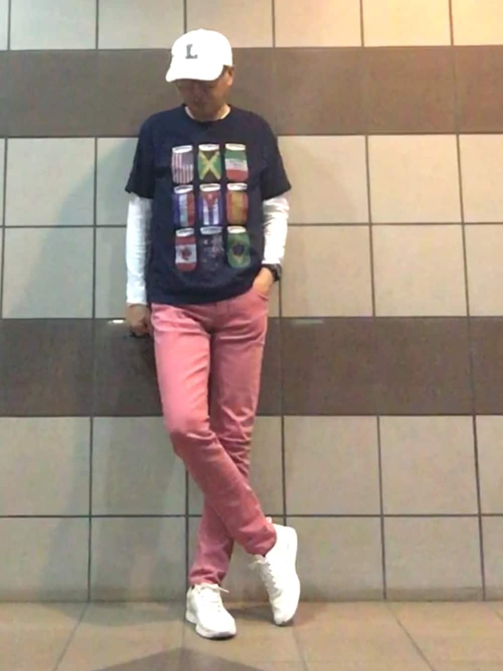 ブルー系のTシャツ/カットソー、ホワイト系のTシャツ/カットソー、ピンク系のデニムパンツを着用したメンズの春コーディネートの1枚目の写真