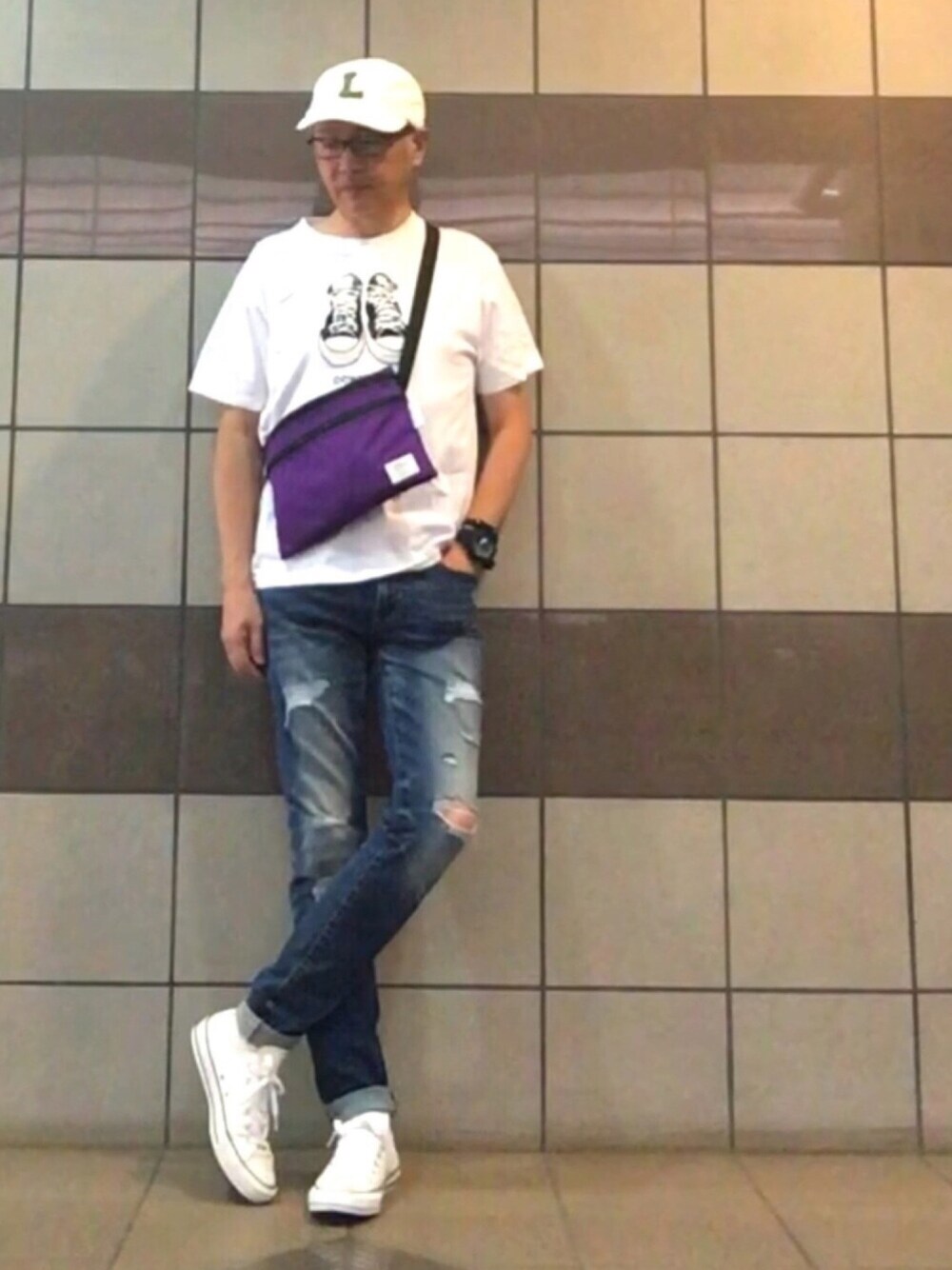 ホワイト系のTシャツ/カットソー、ブルー系のデニムパンツ、ホワイト系のスニーカーを着用したメンズの春コーディネートの1枚目の写真