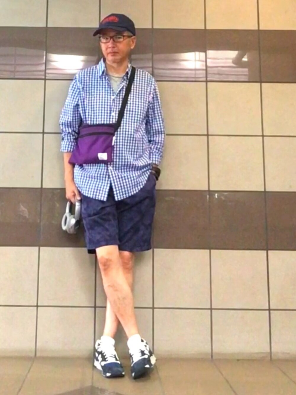 ブルー系のシャツ/ブラウス、ブルー系のその他パンツ、ブルー系のスニーカーを着用したメンズの夏コーディネートの1枚目の写真