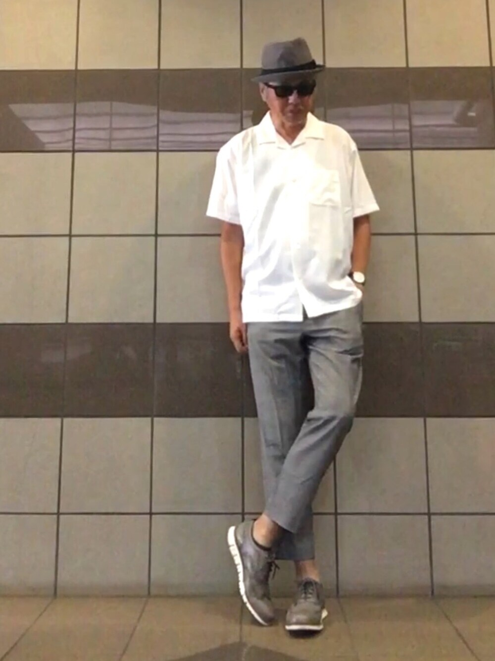 「オトナカジュアル、ハット、オープンカラーシャツ、グレンチェック、クロップドパンツ、ウイングチップ、サングラス、シンプルコーデ、夏のワントーンコーデ」｜「URBAN RESEARCHのUR テンセル混O/C半袖シャツ（シャツ/ブラウス、ホワイト系）」を使った、HiRo🇺🇸さん（メンズ・178cm）の夏コーディネートの1枚目の写真