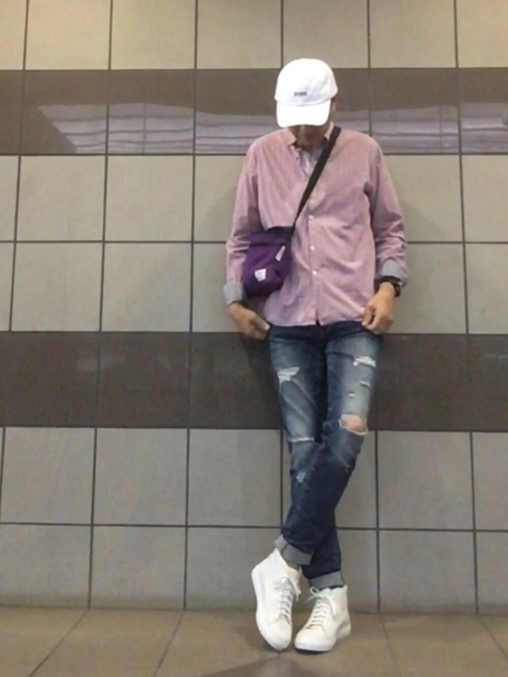 その他のシャツ/ブラウス、ブルー系のデニムパンツ、ホワイト系のスニーカーを着用したメンズの秋コーディネートの1枚目の写真