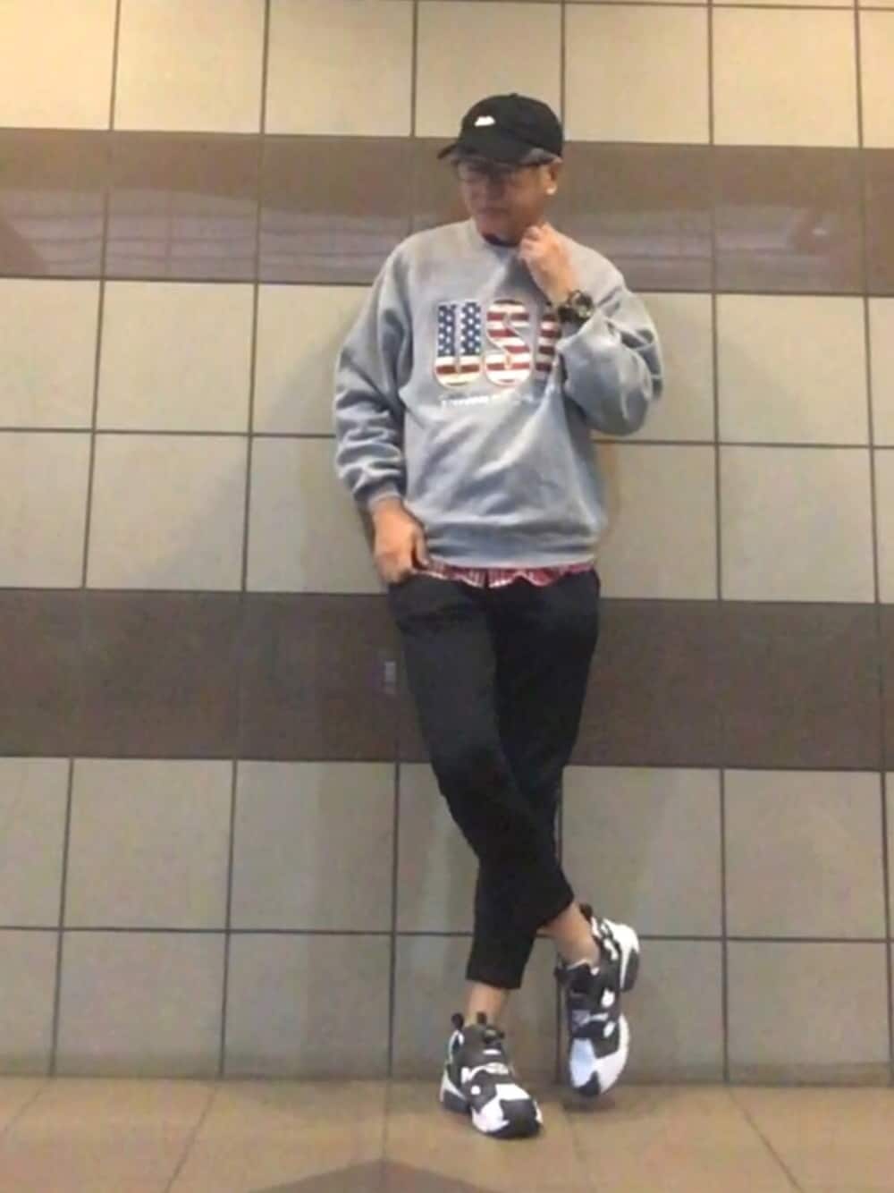 レッド系のシャツ/ブラウス、グレー系のパンツ、ホワイト系のスニーカーを着用したメンズの秋コーディネートの1枚目の写真