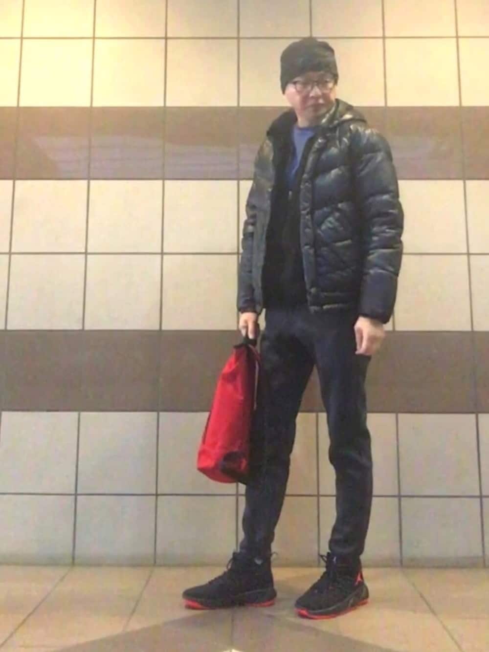 ブラック系のダウンジャケット/コート、ブラック系のその他アウター、グレー系のその他パンツを着用したメンズの冬コーディネートの1枚目の写真