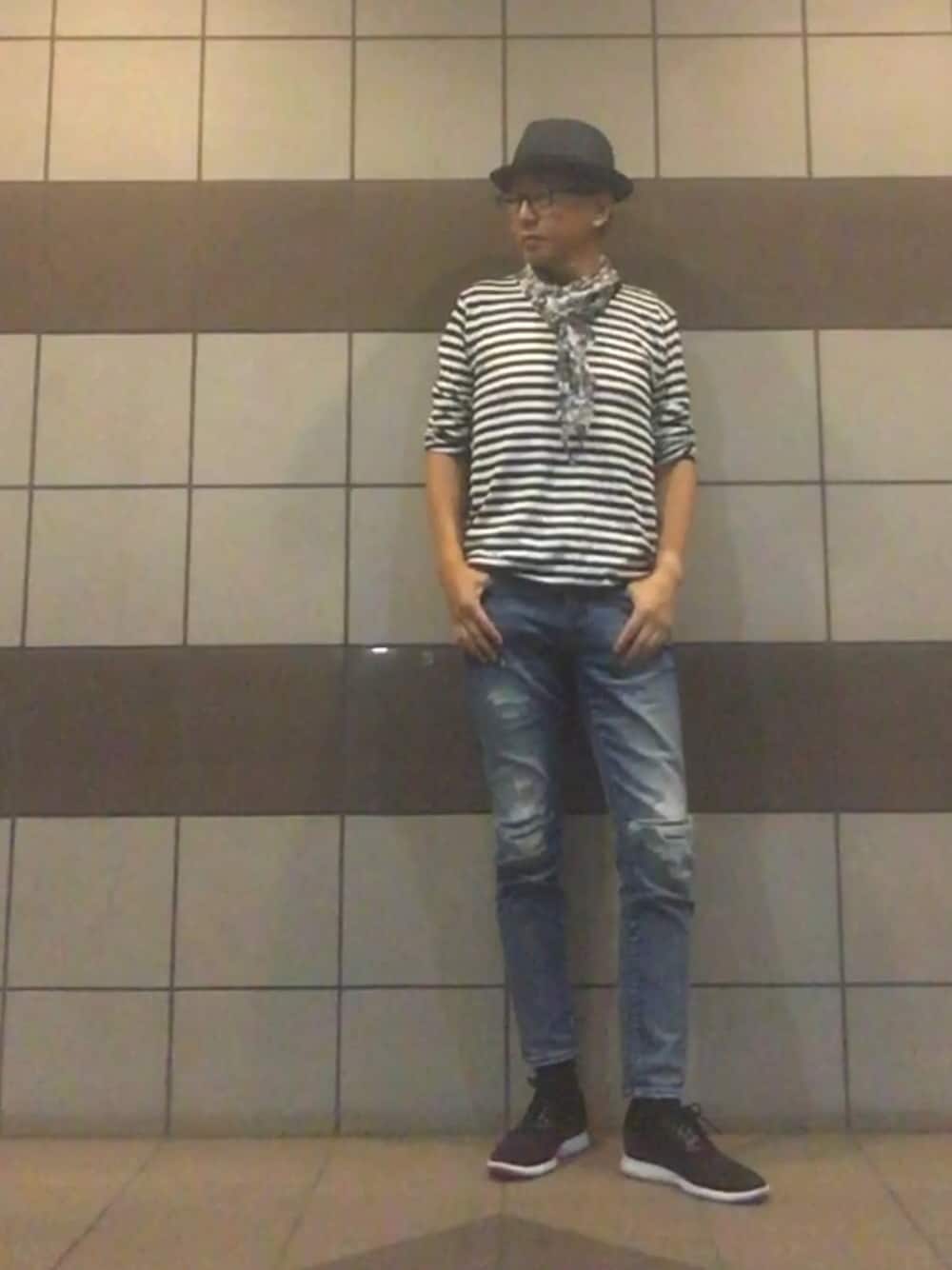 ホワイト系のニット/セーター、その他のデニムパンツ、ブラック系のスニーカーを着用したメンズの秋コーディネートの1枚目の写真