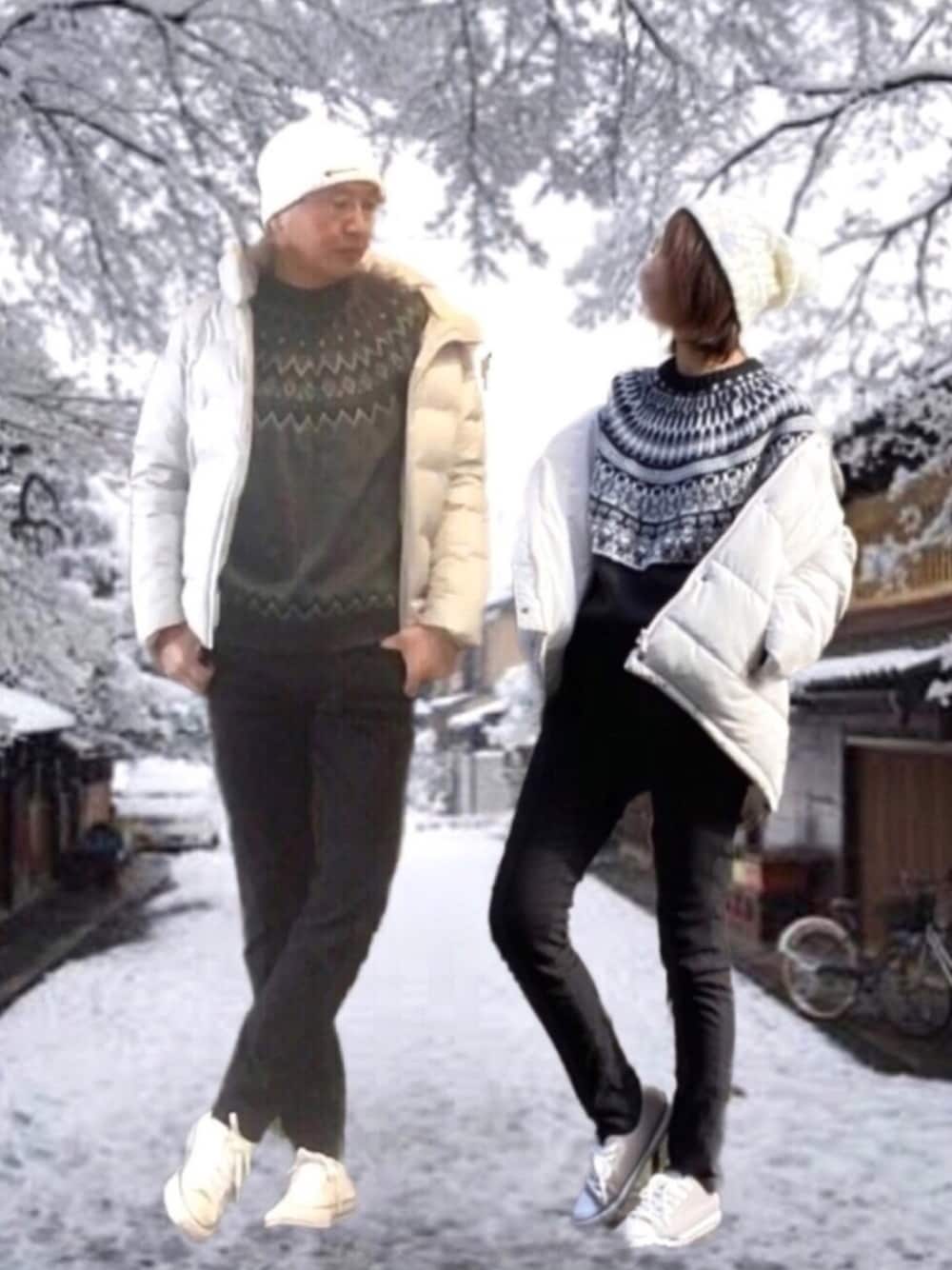 ホワイト系のダウンジャケット/コート、グレー系のニット/セーター、その他のデニムパンツを着用したメンズの冬コーディネートの1枚目の写真