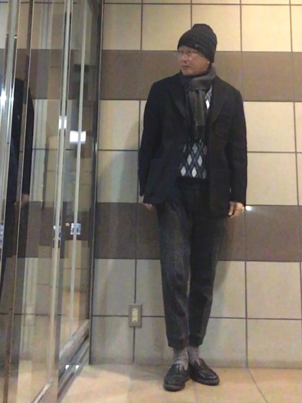 「ジャケット、ニット、アーガイル柄、スリムスラックス、ニット帽」｜「COMME des GARCONS HOMMEのアイテム（テーラードジャケット、ブルー系）」を使った、HiRo🇺🇸さん（メンズ・178cm）の冬コーディネートの1枚目の写真