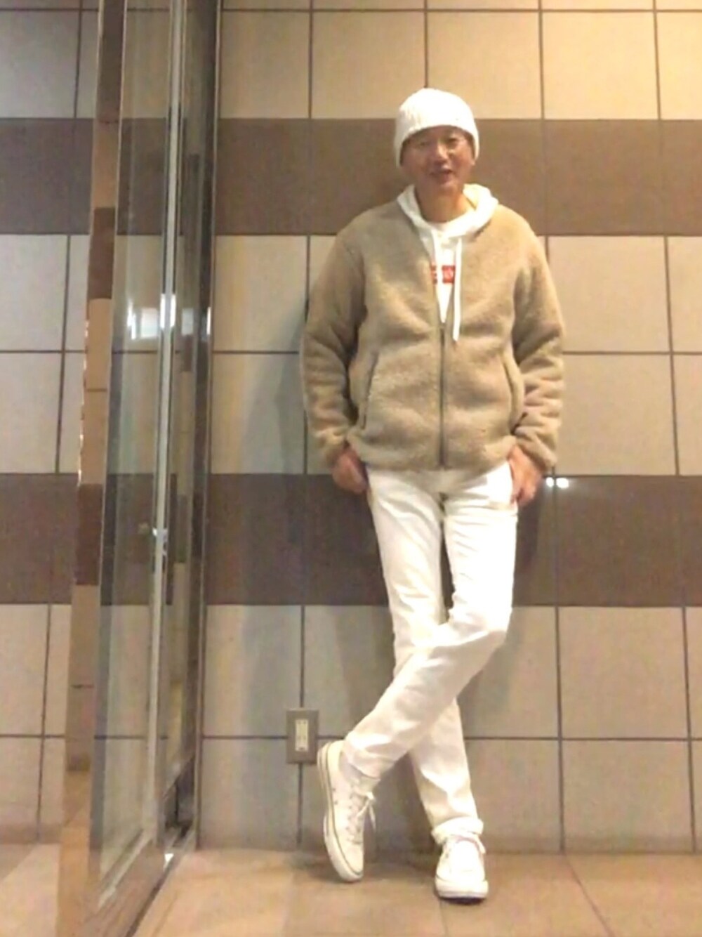 「ボアブルゾン、パーカー、ロゴパーカー、ホワイトデニム、スニーカー、ニット帽」｜「UNIQLOのアイテム（ジャケット/アウター、ベージュ系）」を使った、HiRo🇺🇸さん（メンズ・178cm）の冬コーディネートの1枚目の写真