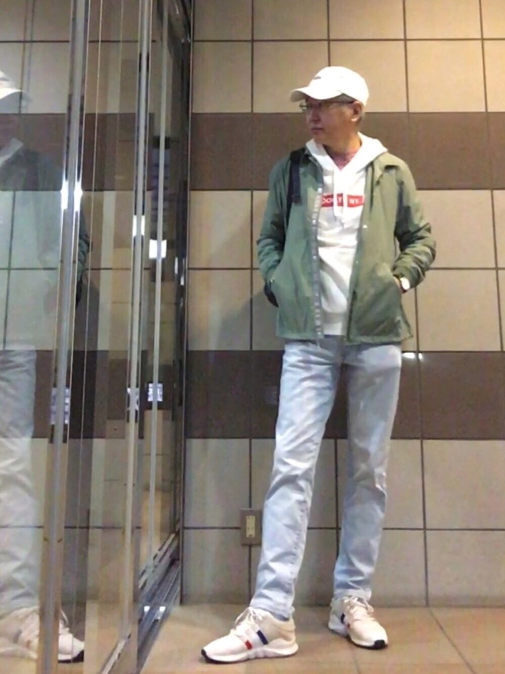 「コーチジャケット、くすみグリーン、パーカー、ロゴパーカー、スキニーデニム、スニーカー、キャップ、リュック、パステル映える春」｜「URBAN RESEARCHのアイテム（ナイロンジャケット、グリーン系）」を使った、HiRo🇺🇸さん（メンズ・178cm）の春コーディネートの1枚目の写真