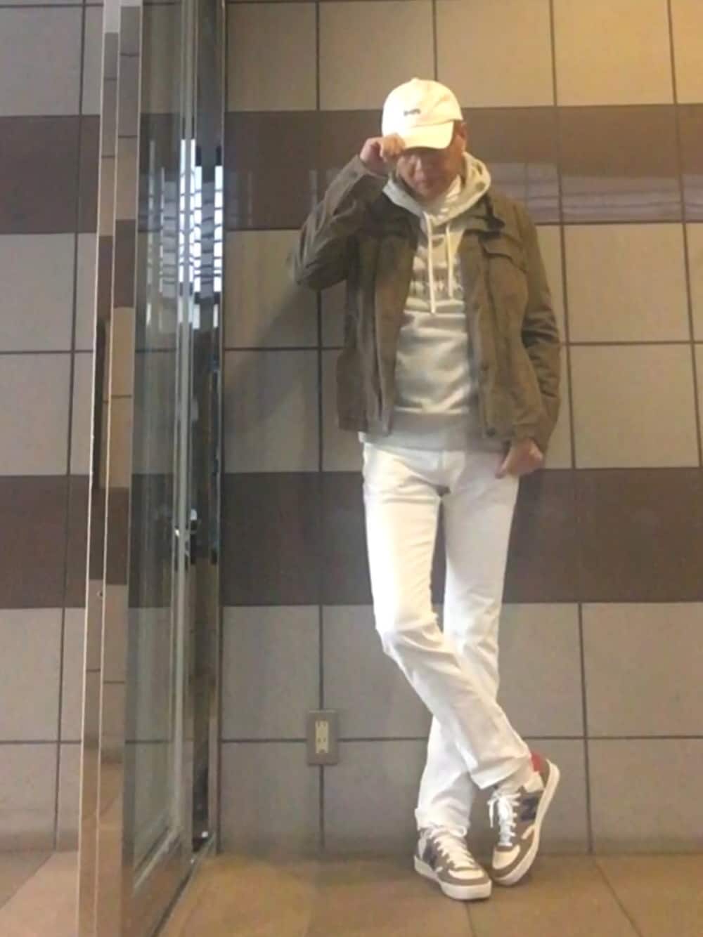 その他のジャケット/アウター、ホワイト系のパーカー、ホワイト系のデニムパンツを着用したメンズの春コーディネートの1枚目の写真