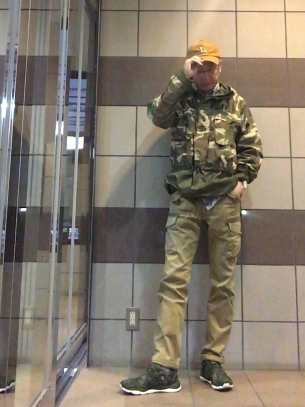 「パーカー、マウンテンパーカー、迷彩、カモフラ、カーゴパンツ、スニーカー、キャップ、花柄、メガネ男子、リーボックラブ」｜「BEAMSのアイテム（ナイロンジャケット、その他）」を使った、HiRo🇺🇸さん（メンズ・178cm）の春コーディネートの1枚目の写真