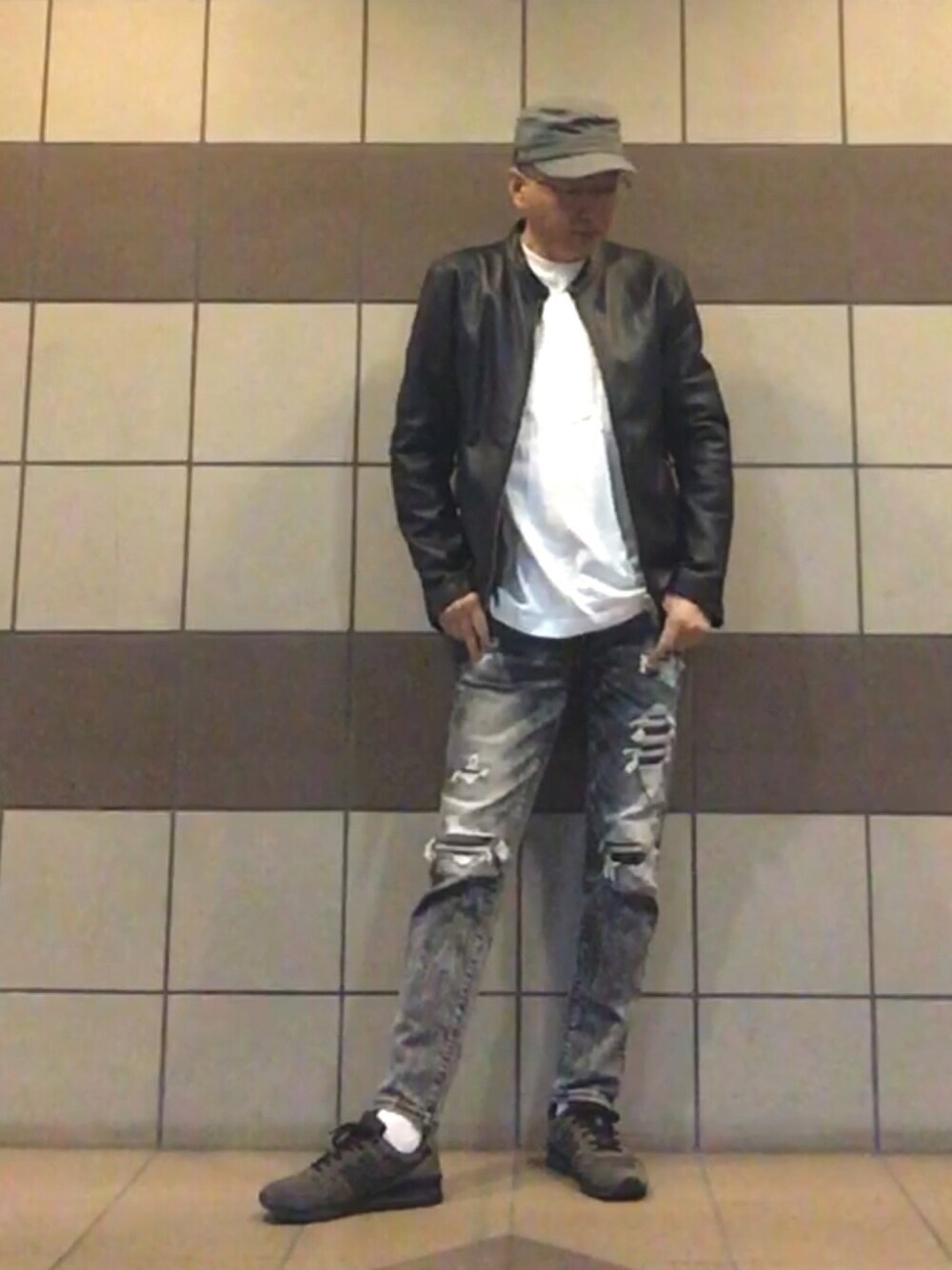 「ライダース、ロンT、ユニクロU、ダメージデニムパンツ、ブラックスキニー、スニーカー、ニューバランス、キャップ、モノトーン」｜「UNITED TOKYOのラムレザーシングルライダース（ライダースジャケット、ブラック系）」を使った、HiRo🇺🇸さん（メンズ・178cm）の春コーディネートの1枚目の写真