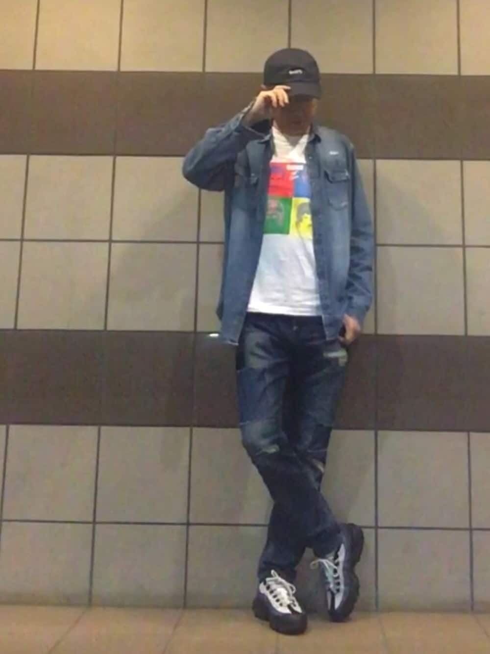 ブルー系のシャツ/ブラウス、その他のTシャツ/カットソー、ブルー系のデニムパンツを着用したメンズの夏コーディネートの1枚目の写真