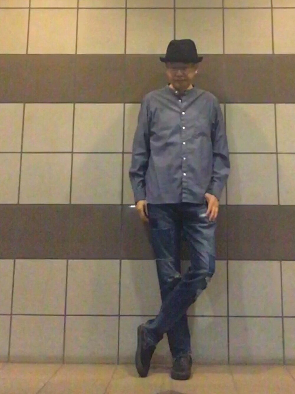 「山高帽、ハット、スタンドカラー、スキニーデニム、パッチワーク、ダメージデニムパンツ、スリッポン、スニーカー、エンジニアードガーメンツ」｜「SHIPSのSC: オーガニックコットン  バンドカラー シャツ□（シャツ/ブラウス、ブルー系）」を使った、HiRo🇺🇸さん（メンズ・178cm）の夏コーディネートの1枚目の写真