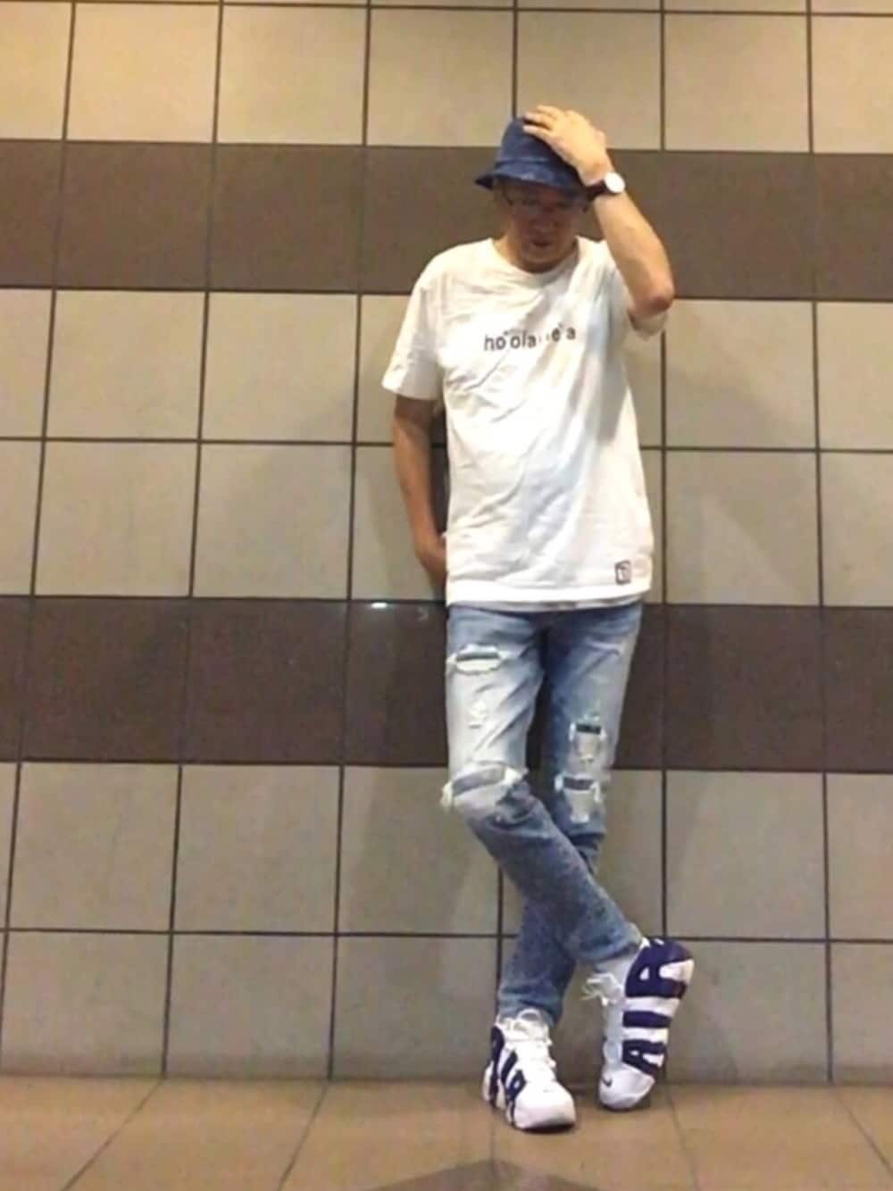 ホワイト系のTシャツ/カットソー、グレー系のタンクトップ、その他のデニムパンツを着用したメンズの夏コーディネートの1枚目の写真