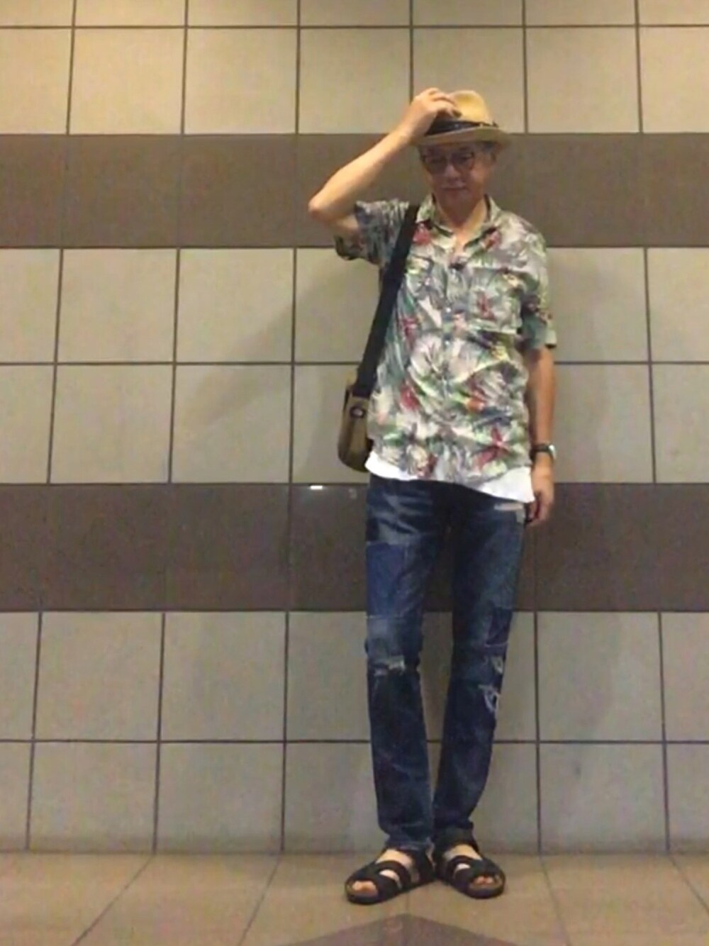 その他のシャツ/ブラウス、ベージュ系のタンクトップ、ブルー系のデニムパンツを着用したメンズの夏コーディネートの1枚目の写真