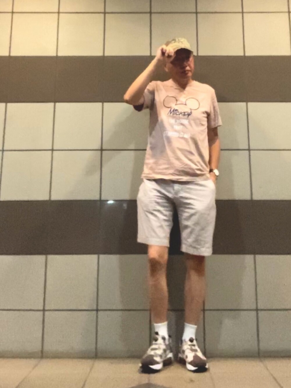 「ミッキーT、ベージュコーデ、ハーフパンツ、ラコステ、リーボック(Reebok)、ポンプフューリー、キャップ、迷彩、カモフラ」｜「UNIQLOのセレブレイト ミッキー グラフィックT（半袖）（Tシャツ/カットソー、ピンク系）」を使った、HiRo🇺🇸さん（メンズ・178cm）の夏コーディネートの1枚目の写真