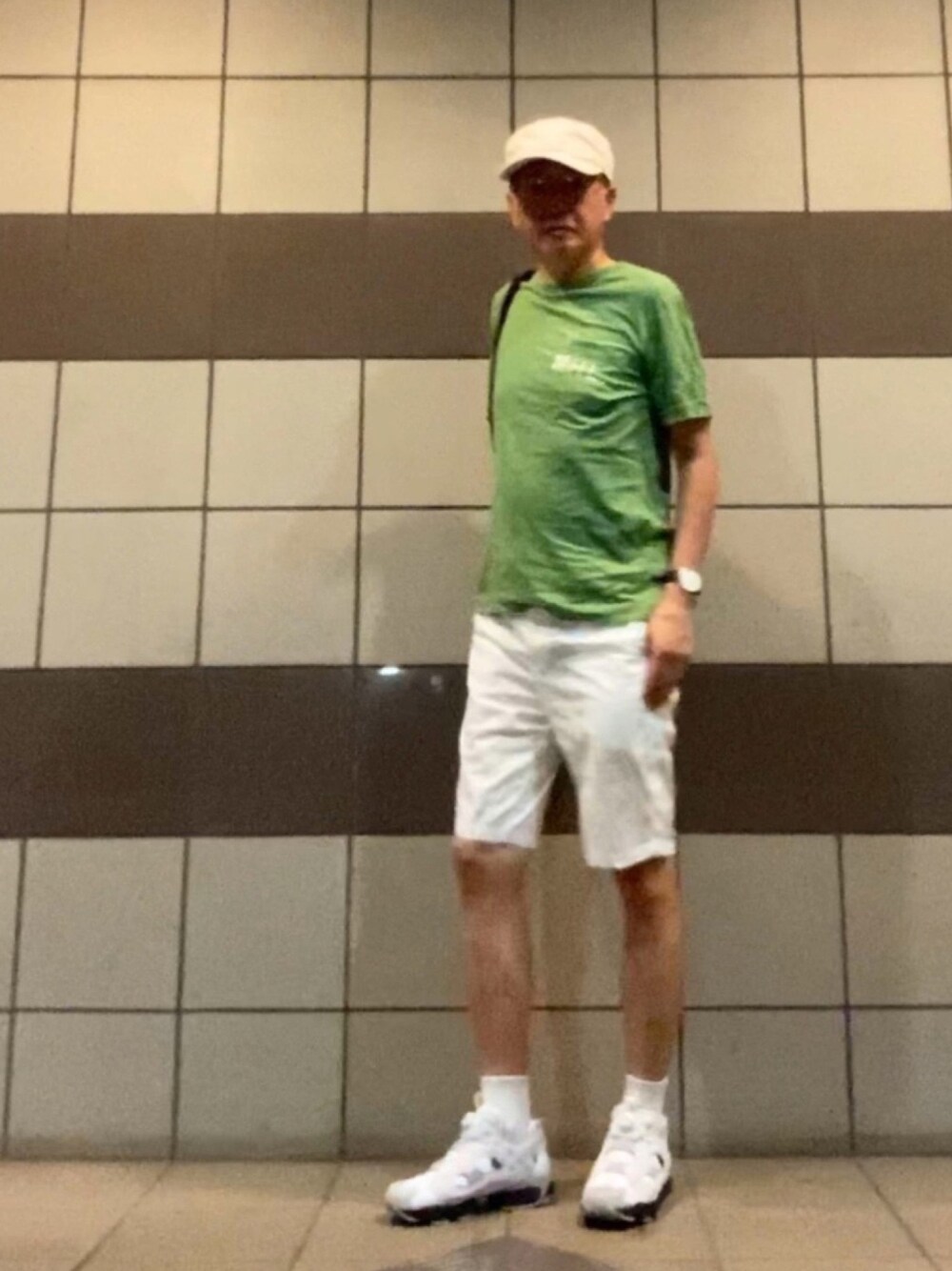 その他のTシャツ/カットソー、ホワイト系のその他パンツ、グレー系のスニーカーを着用したメンズの夏コーディネートの1枚目の写真