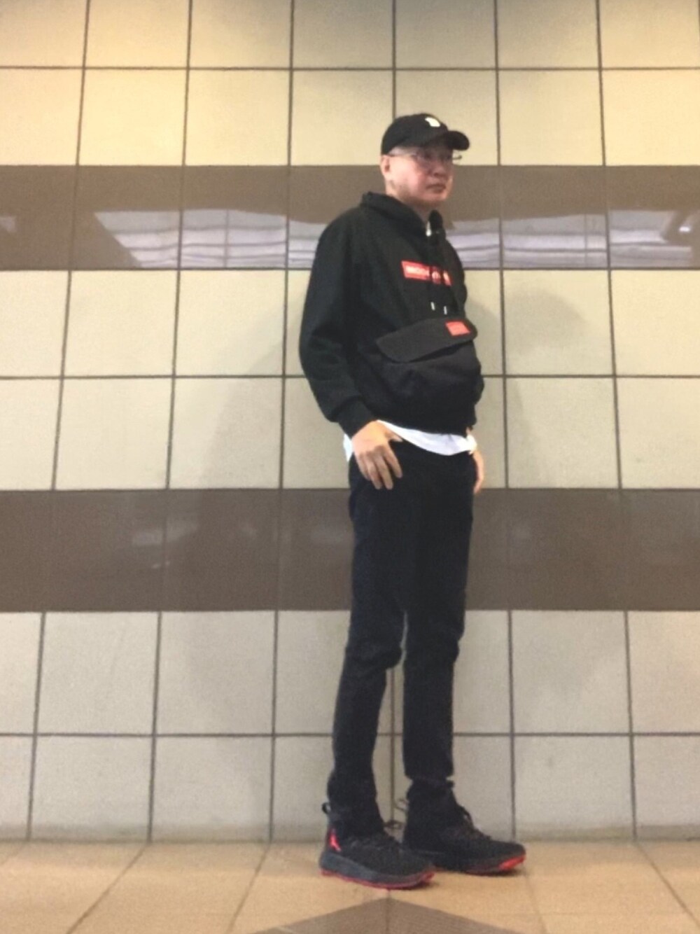 「パーカー、パーカー男子、ブラックデニム、ブラックスキニー、ブラックスキニーデニム、ジョーダン、エアジョーダン、キャップ、スニーカー、ショルダーバッグ」｜「BARK MANHATTANの裏毛 スウェット ロゴ メンズ パーカー（パーカー、ホワイト系）」を使った、HiRo🇺🇸さん（メンズ・178cm）の秋コーディネートの1枚目の写真