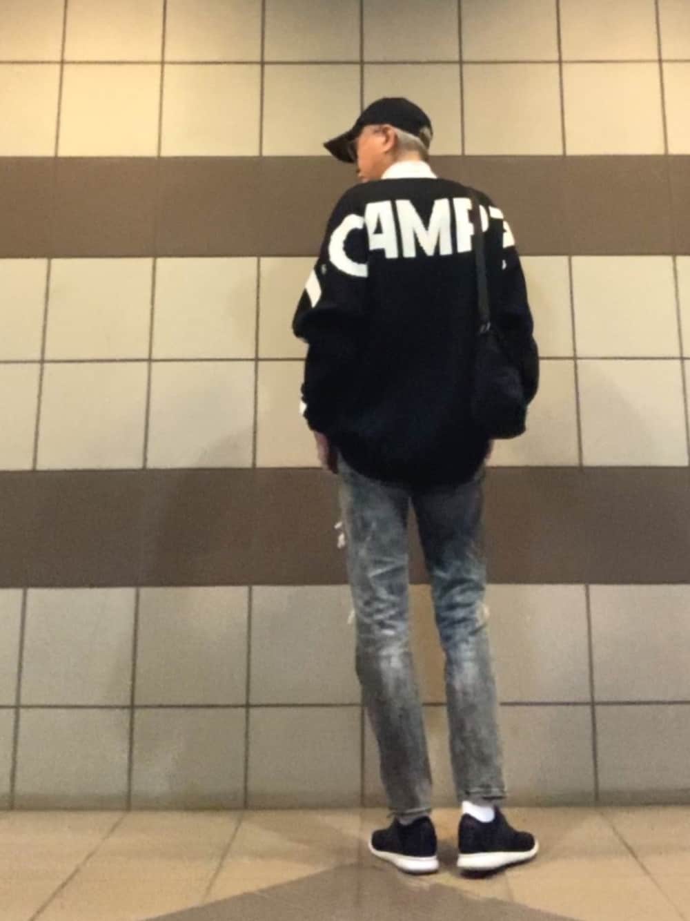 「ニット、セーター、バックロゴ、ダメージデニムパンツ、ダメージスキニー、ブラックデニム、スニーカー、キャップ、ショルダーバッグ」｜「CAMP7の【CAMP7】バックロゴニット（ニット/セーター、ブラック系）」を使った、HiRo🇺🇸さん（メンズ・178cm）の秋コーディネートの1枚目の写真