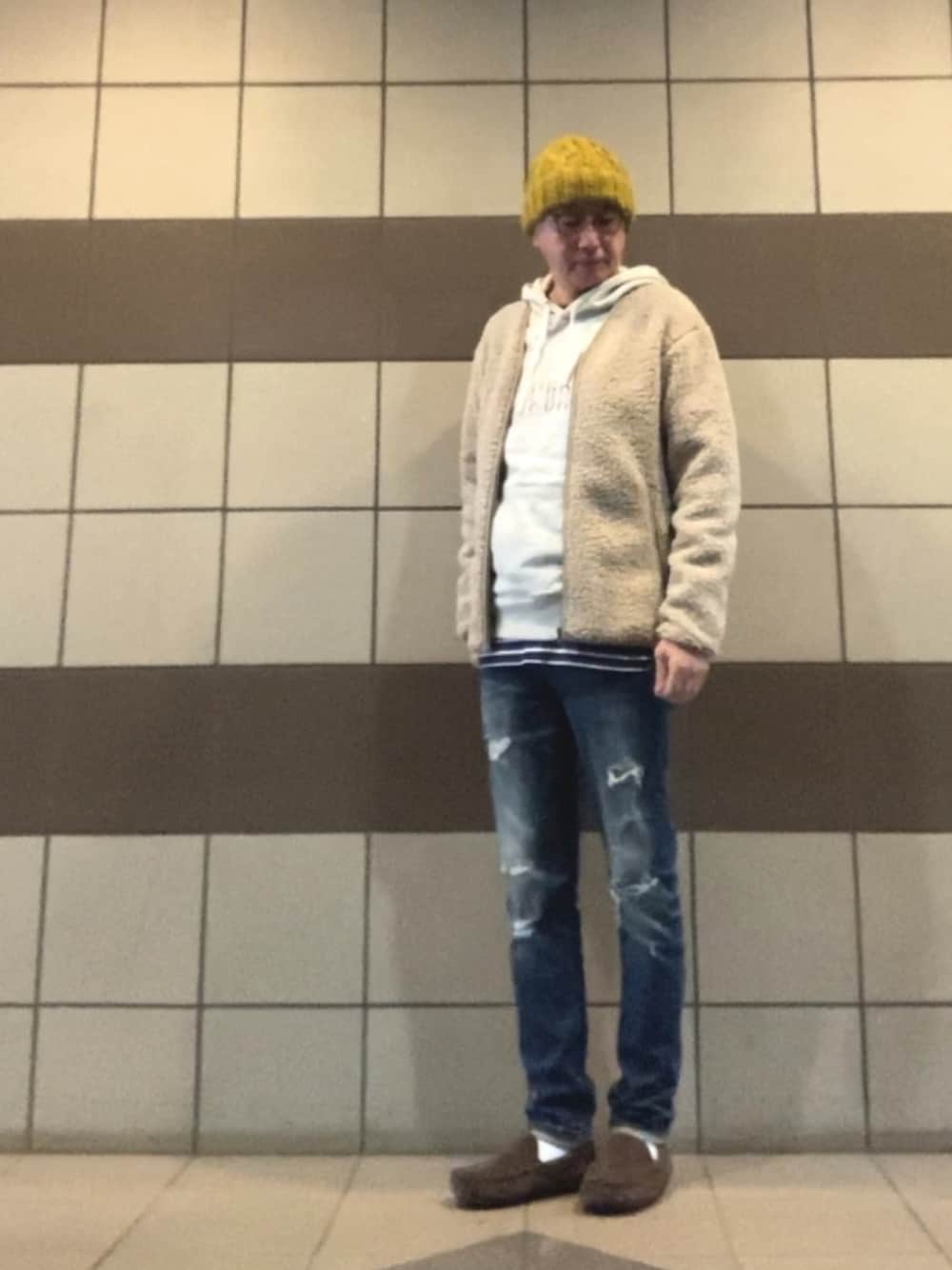 ベージュ系のジャケット/アウター、ホワイト系のパーカー、ブルー系のTシャツ/カットソーを着用したメンズの秋コーディネートの1枚目の写真