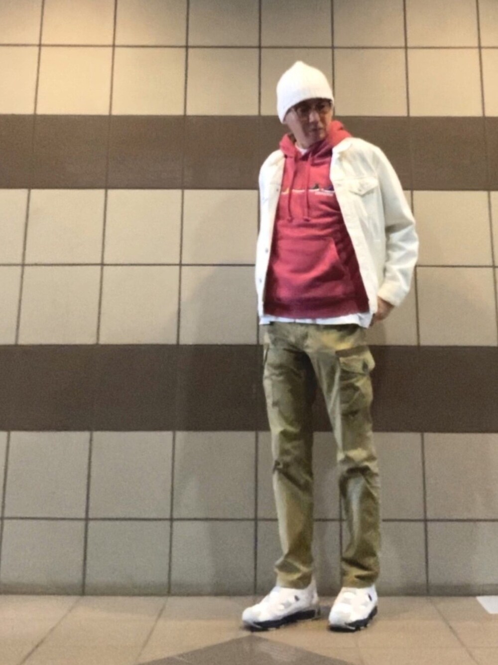 「デニジャケ、白デニムジャケット、パーカー、ピンク、カーゴパンツ、スニーカー、ポンプフューリー、ニット帽」｜「GAPのデニムジャケット（デニムジャケット、ホワイト系）」を使った、HiRo🇺🇸さん（メンズ・178cm）の冬コーディネートの1枚目の写真