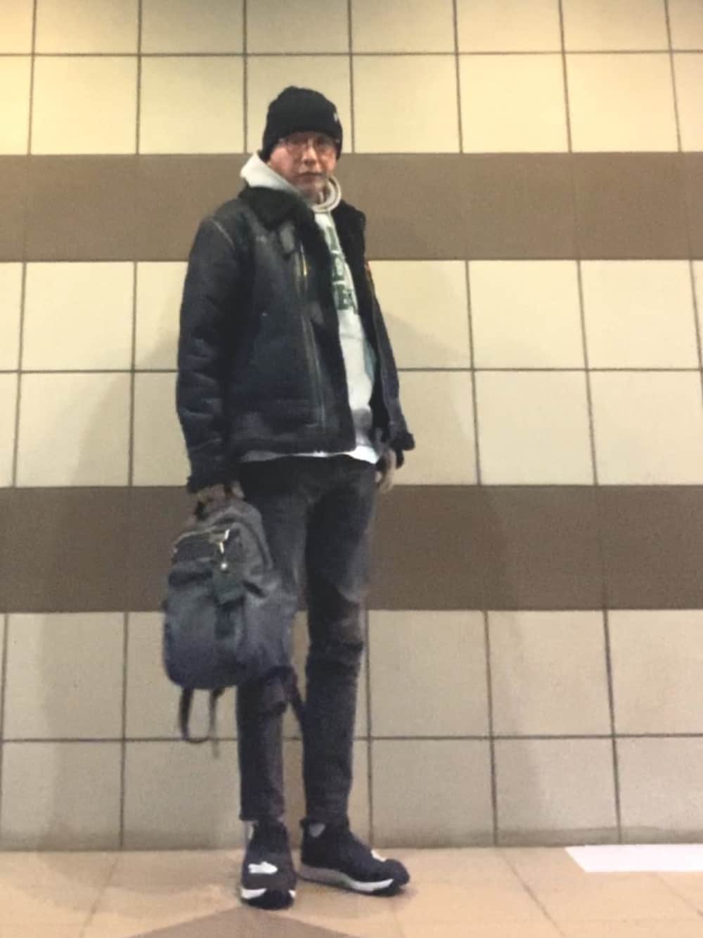 「B3、パーカー、パーカー グレー、パーカーコーデ、ブラックデニム、ブラックスキニー、モックシューズ、ヌプシ、ニット帽、フライトジャケット」｜「Alpha Industriesのアイテム（ミリタリージャケット、ブラック系）」を使った、HiRo🇺🇸さん（メンズ・178cm）の冬コーディネートの1枚目の写真