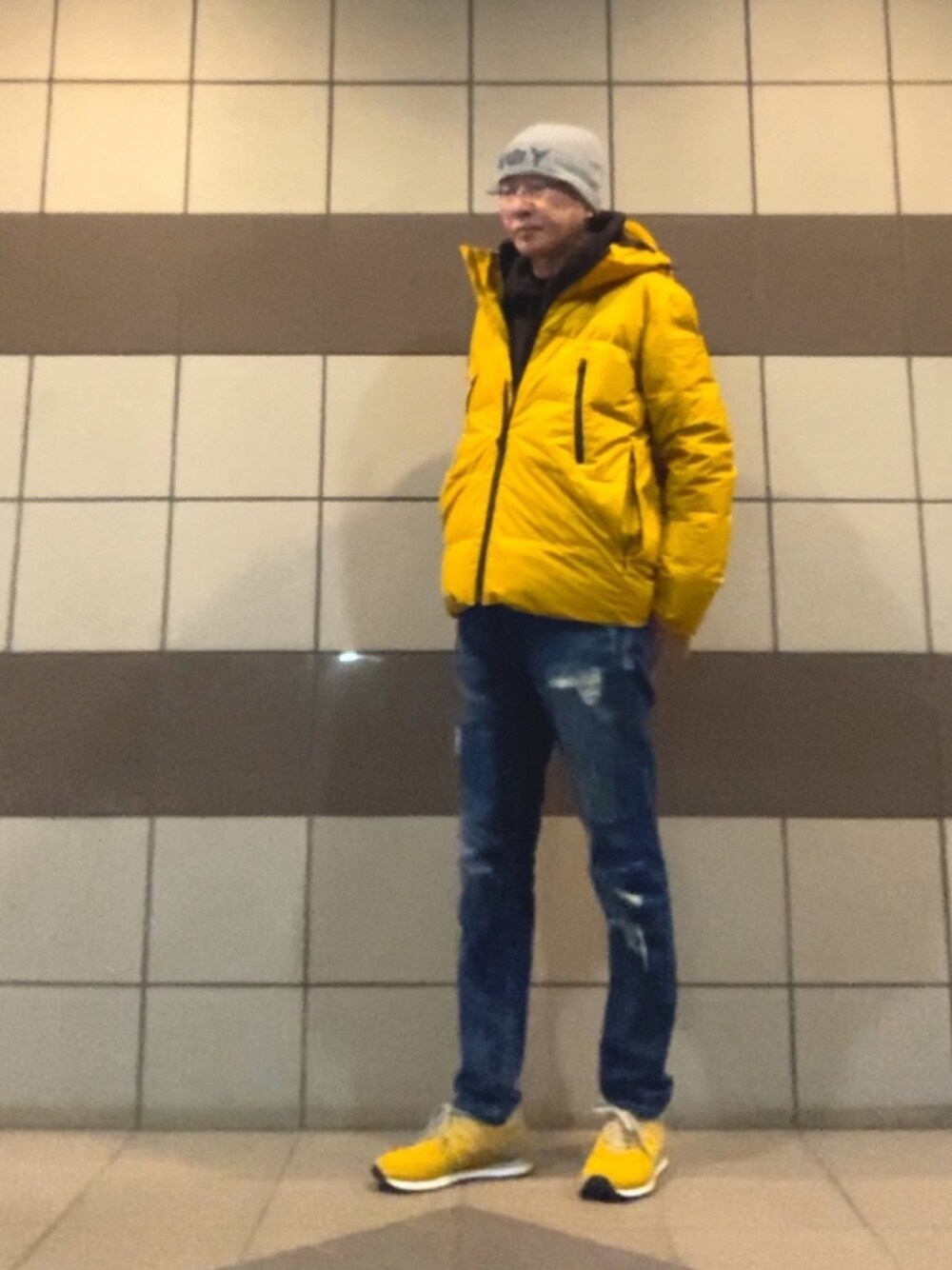 「ワークマン、ダウンジャケット、パーカー、パッチワークデニム、スキニーデニム、ダメージデニムパンツ、スニーカー、ニット帽、WORKMAN、イエロー」｜「Workmanのアイテム（ダウンジャケット/コート、イエロー系）」を使った、HiRo🇺🇸さん（メンズ・178cm）の冬コーディネートの1枚目の写真