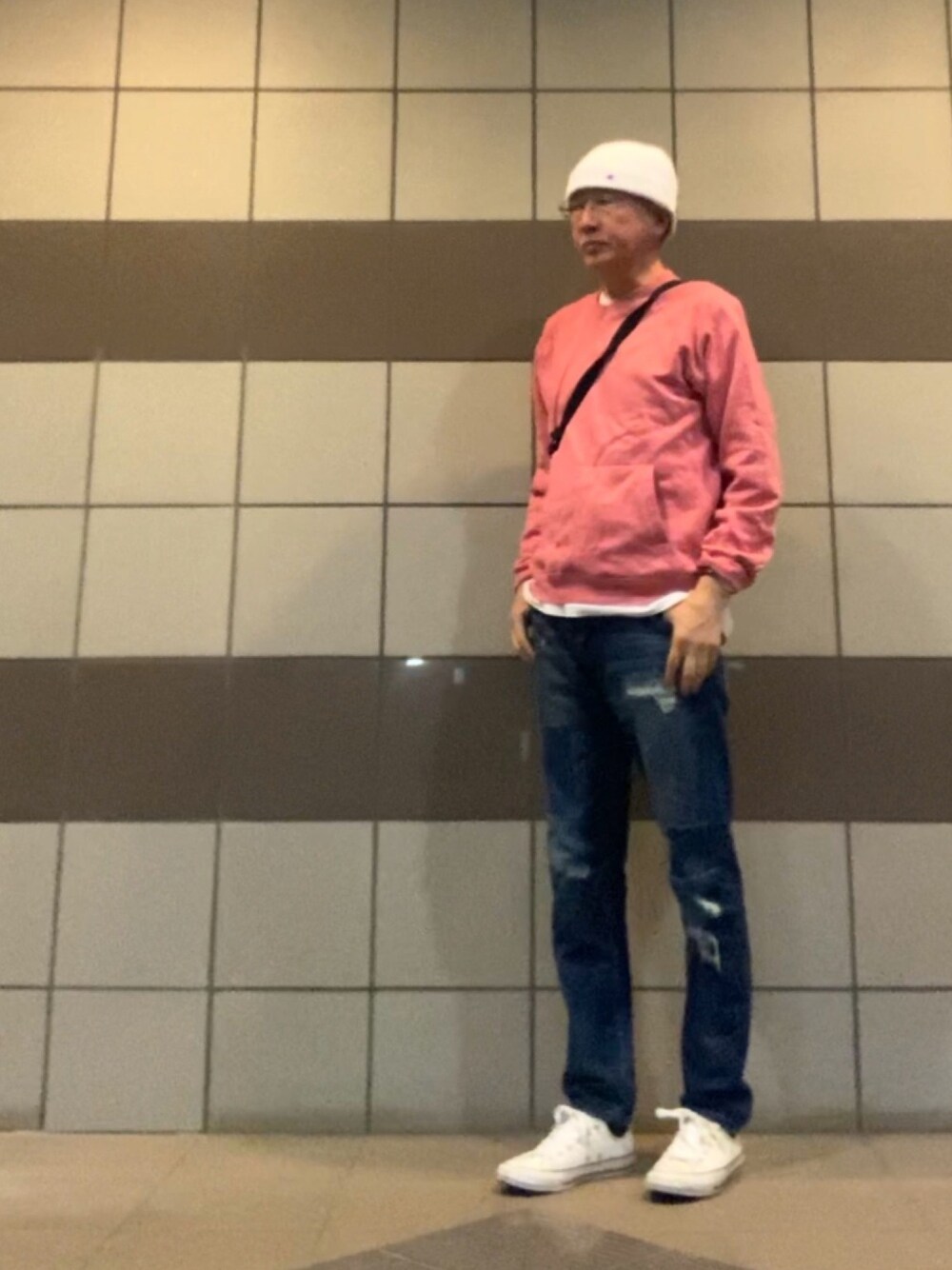 「トレーナー、スエット、パッチワークデニム、コンバース、スニーカー、ニット帽、ボディバッグ、スキニーデニム」｜「agnes b.のM001　SWEAT（スウェット、ピンク系）」を使った、HiRo🇺🇸さん（メンズ・178cm）の春コーディネートの1枚目の写真