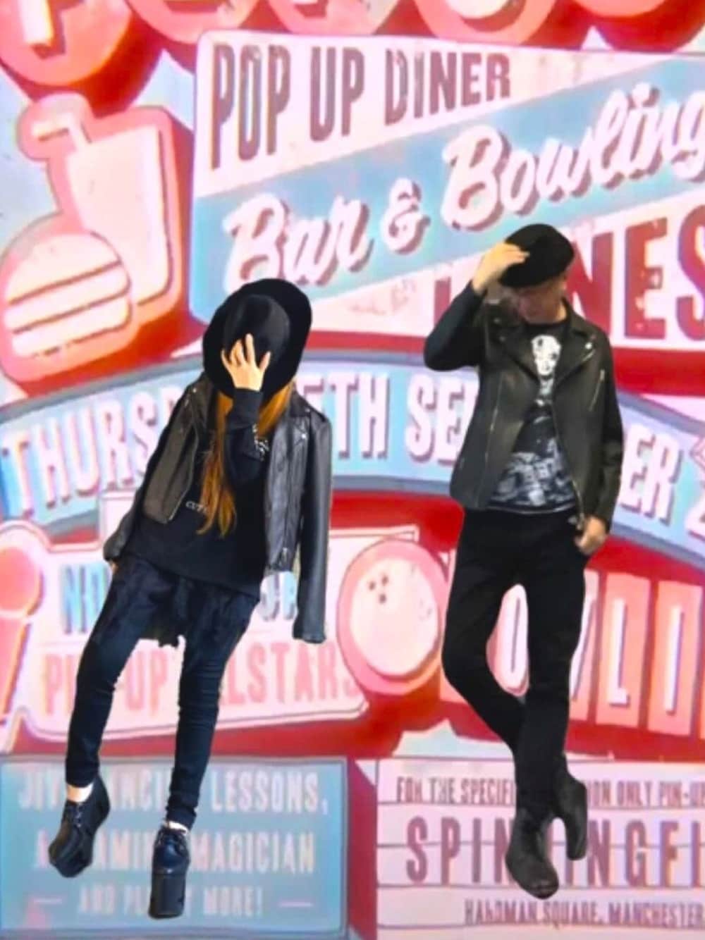 ブラック系のライダースジャケット、ブラック系のTシャツ/カットソー、ブルー系のデニムパンツを着用したメンズの春コーディネートの1枚目の写真