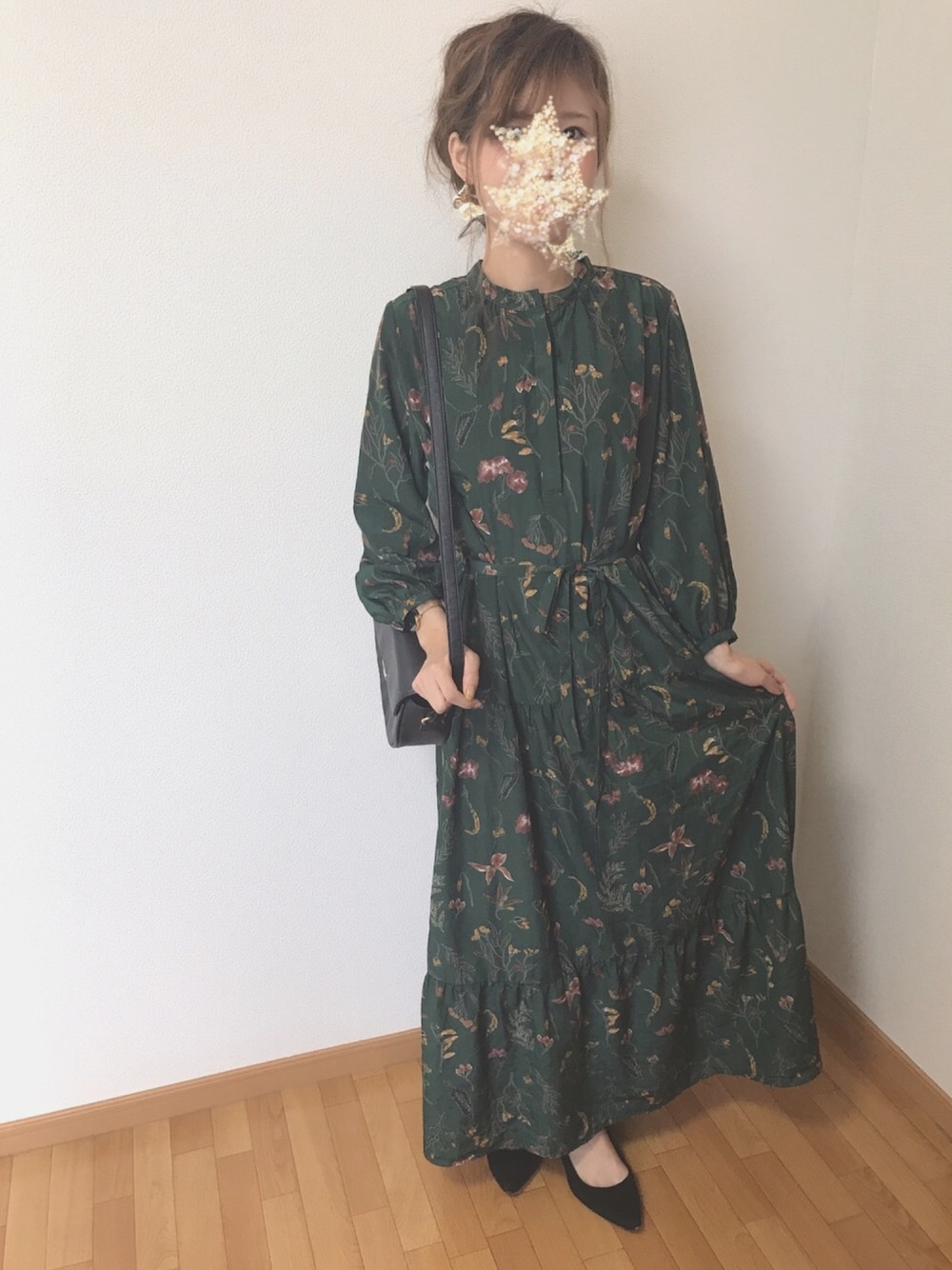 「花柄ワンピース、グリーンコーデ、Green Parks、LHELBIE」｜「LHELBIEの上品な花柄の落ち感あるティアードヘムマキシワンピース（ワンピース、グリーン系）」を使った、さなさん（レディース・156cm）の秋コーディネートの1枚目の写真