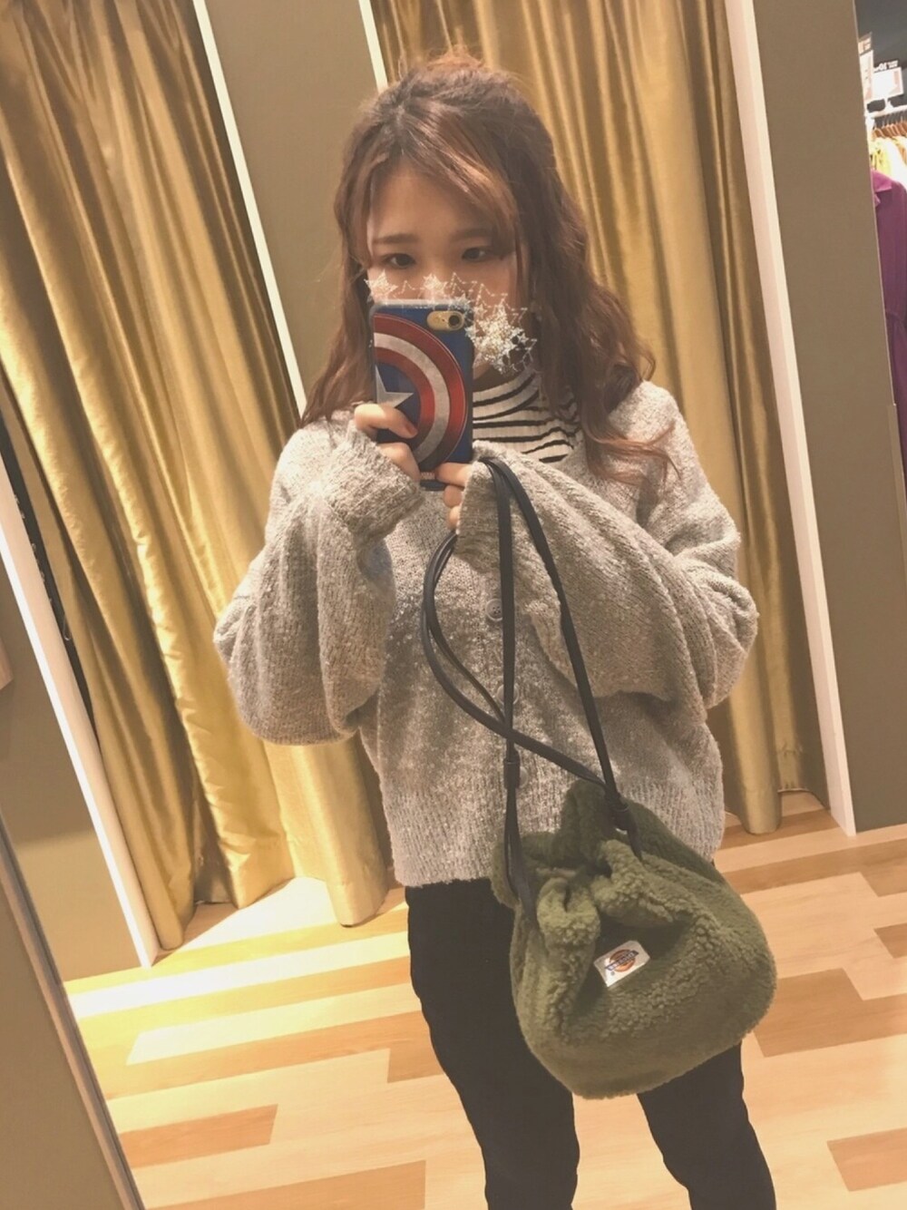 「パンツスタイル、ニットカーディガン、Green Parks」｜「DickiesのDickies ディッキーズ EMB DRAWSTRING BOA BAG ボア 巾着バッグ（ショルダーバッグ、グリーン系）」を使った、さなさん（レディース・156cm）の秋コーディネートの1枚目の写真