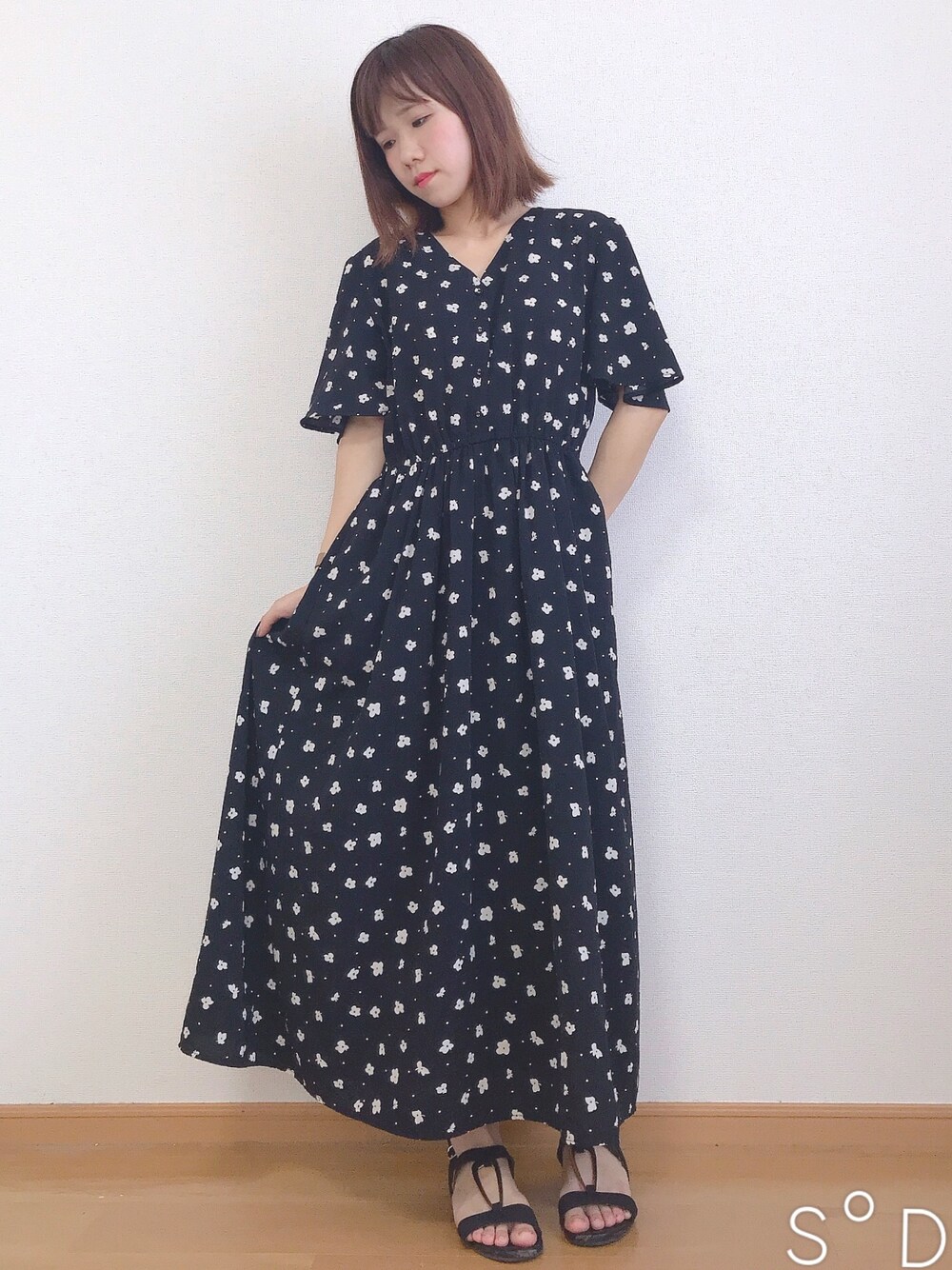 「初秋コーデ、残暑、ワンピース、ドット、ママコーデ、サンダル、私服、greenparks、earth music&ecology、秋のコーデ」｜「Green　Parksの・SUGAR SPOON フラワー×ドットワンピース（ワンピース、ブラック系）」を使った、さなさん（レディース・156cm）の秋コーディネートの1枚目の写真