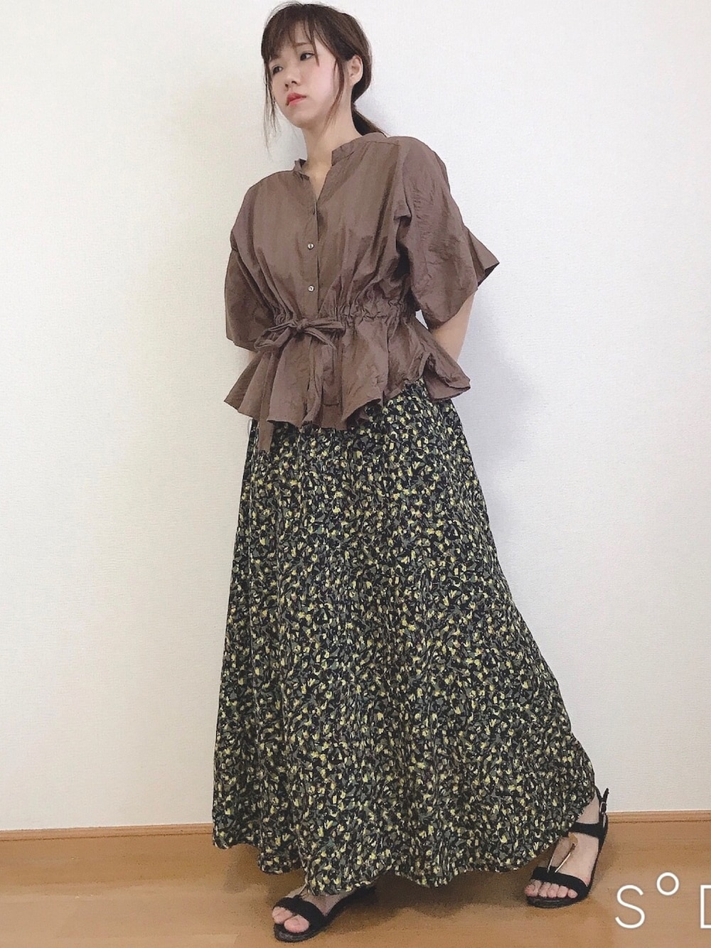 「大人カジュアル、カジュアルコーデ、Green Parks、earth music&ecology、秋、初秋コーデ、おしゃれさんと繋がりたい、ママコーデ、ロングスカート、ボブ」｜「Green　Parksの・LHELBIE フロントボタンフラワースカート（スカート、ブラック系）」を使った、さなさん（レディース・156cm）の秋コーディネートの1枚目の写真