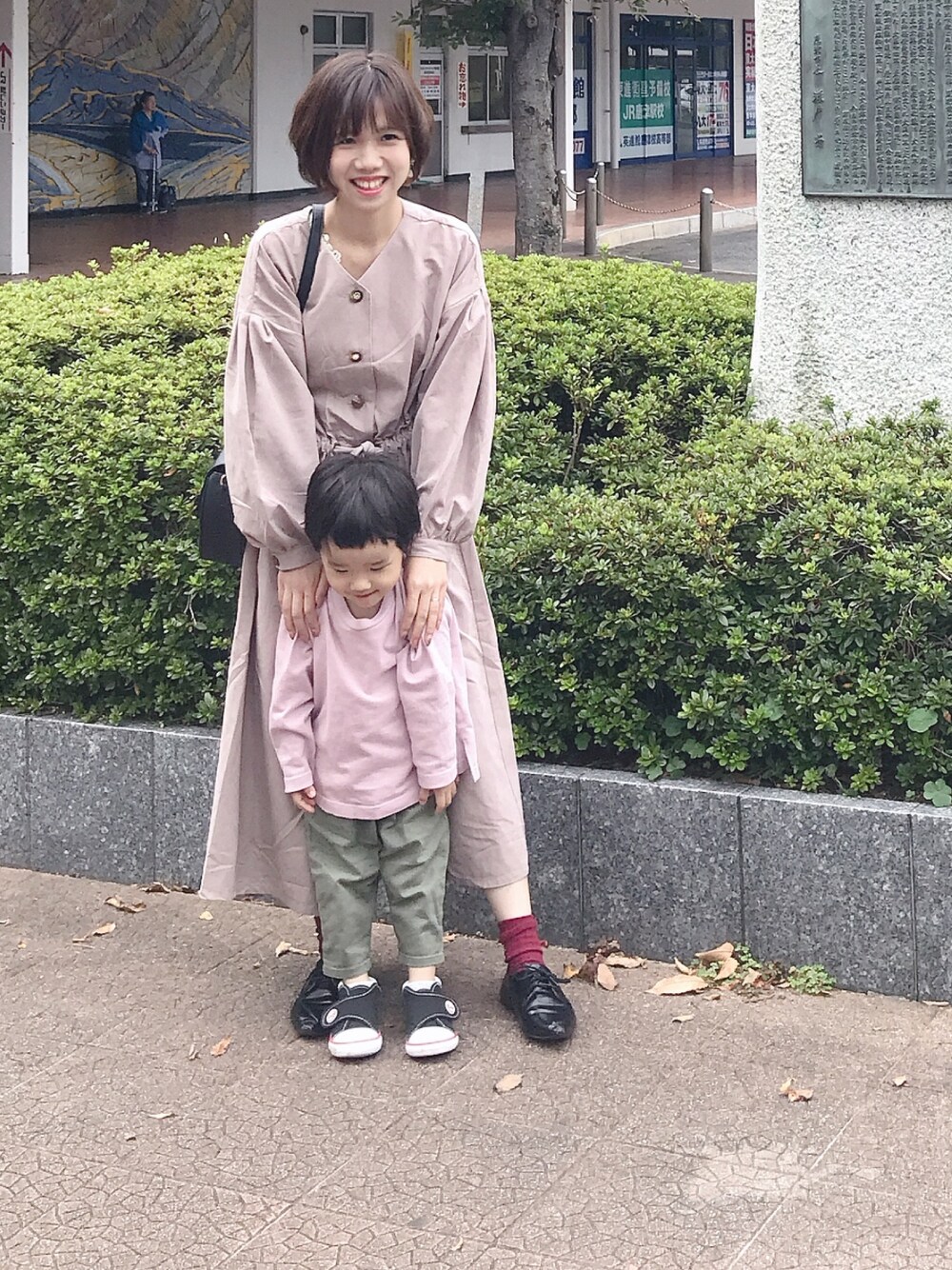 「オトナカジュアル、ワンピース、おしゃれさんと繋がりたい、earth music&ecology、Green Parks、秋のコーデ、オトナ女子、ママコーデ、ロングワンピース、オトナガーリー」｜「Green　Parksの・ELENCARE DUE イロイロボタンワンピース（ワンピース、ベージュ系）」を使った、さなさん（レディース・156cm）の秋コーディネートの1枚目の写真