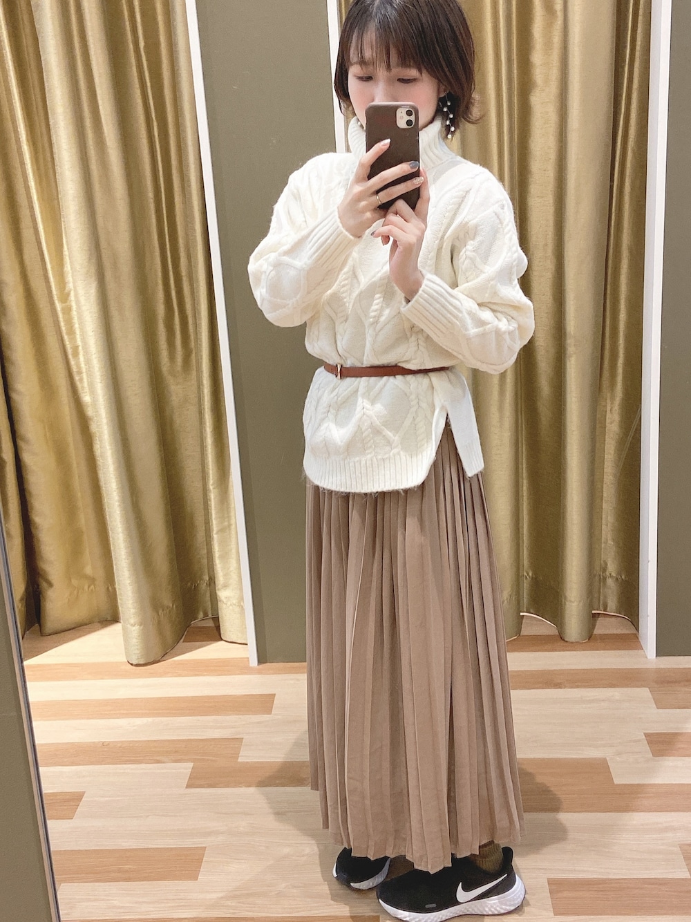 「冬のコーデ、オトナカジュアル、Green Parks、オトナ女子、earth music&ecology、プリーツスカート、シンプルコーデ、おしゃれさんと繋がりたい、スニーカーコーデ、ベージュ」｜「earth music&ecologyのSET2点 ニットワンピース+プリーツスカート（ワンピース、ブラック系）」を使った、さなさん（レディース・156cm）の冬コーディネートの1枚目の写真