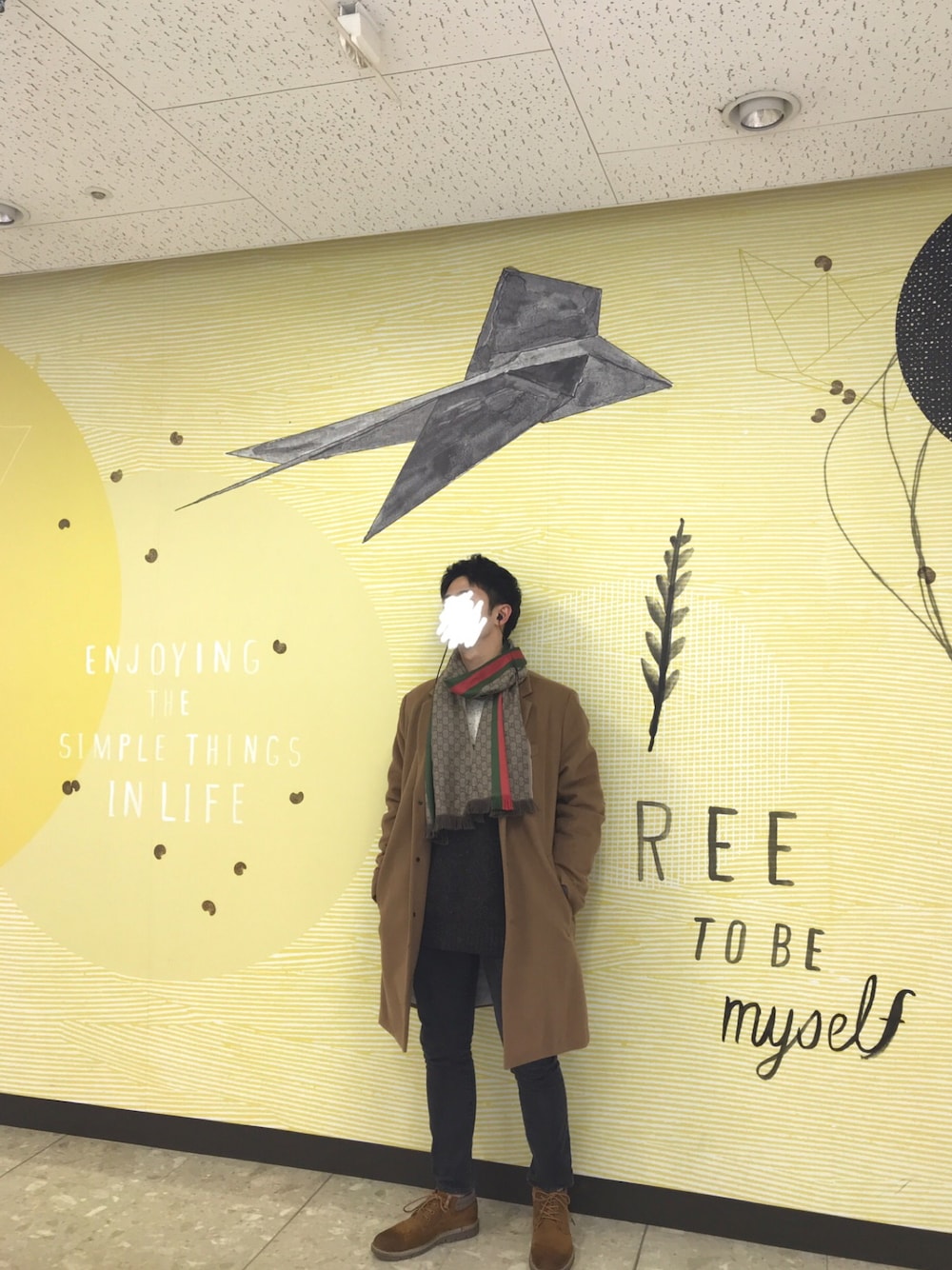 「冬コーデ、大人コーデ、大学生」｜「GUCCIのアイテム（マフラー、グレー系）」を使った、shtrさん（メンズ・173cm）の春コーディネートの1枚目の写真