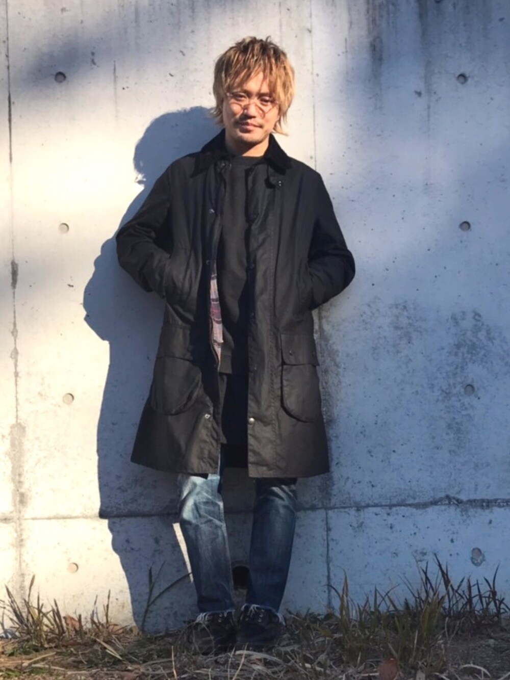 「お洒落さんとつながりたい、シンプル、シンプルコーデ、デニム、カジュアル、ブラック、古着MIX、キレイめ、ジャケット」｜「Barbourのアイテム（テーラードジャケット、ブラック系）」を使った、kobaさん（メンズ・167cm）の冬コーディネートの1枚目の写真